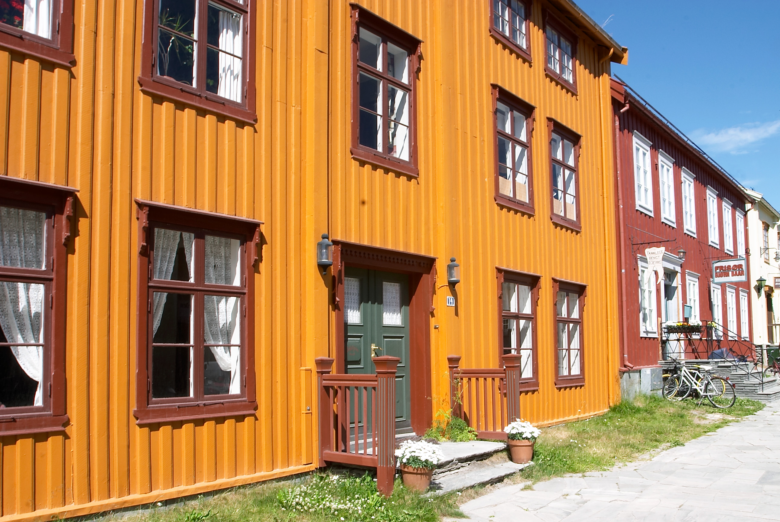 Fargeharmoni i tettbygde strøk er ønskelig. Denne gaten er på Røros.