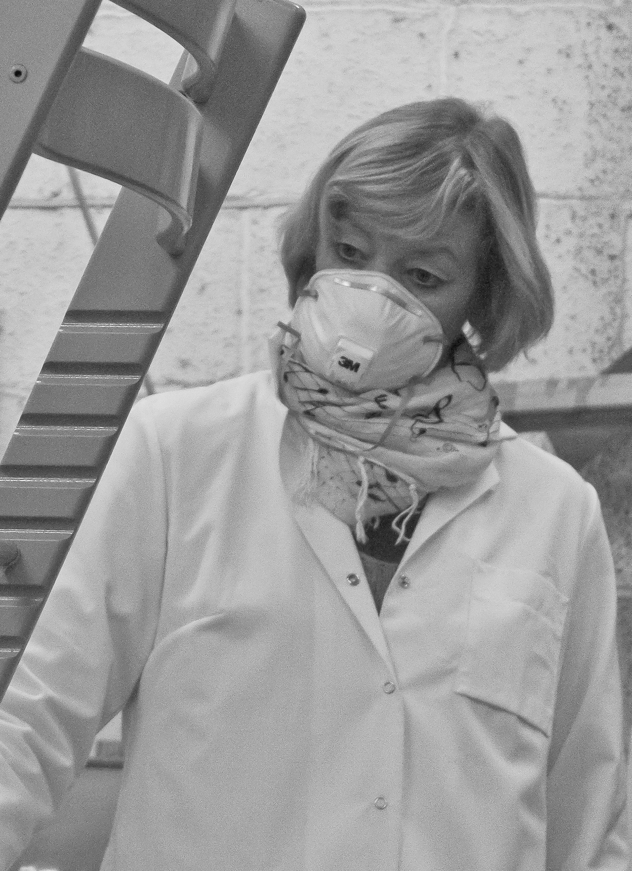  AVVEININGER:  Et tilsetningsstoff kan gi malingen en ønsket egenskap, men svekke malingen på andre punkter. Malingkjemiker Åshild Rognstad må vekte ulike effekter mot hverandre. (Foto: Chera Westman/ifi.no)