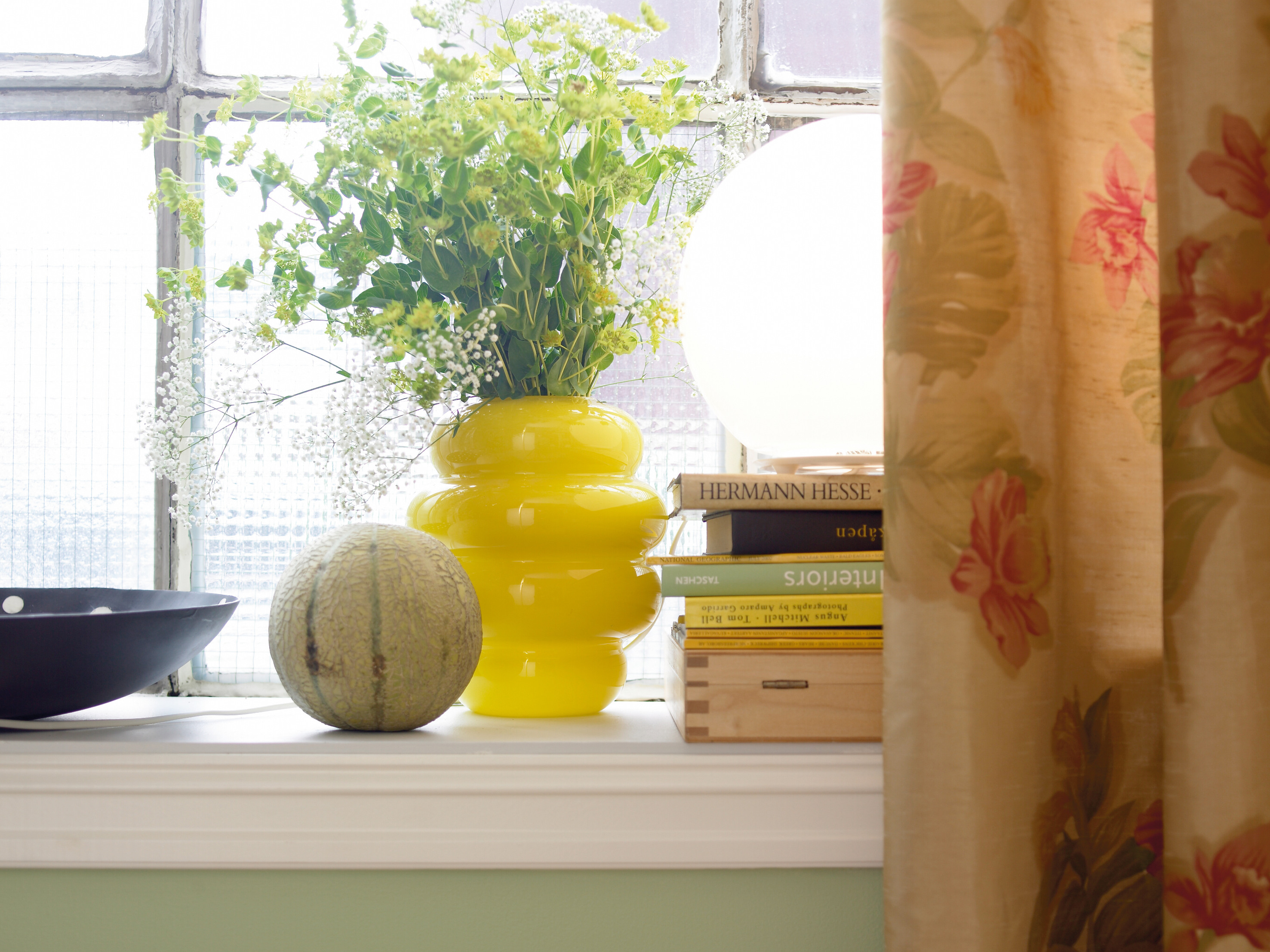 Blomster og små kulørsterke detaljer er med å skape variasjon slik at helheten ikke blir tam og kjedelig.