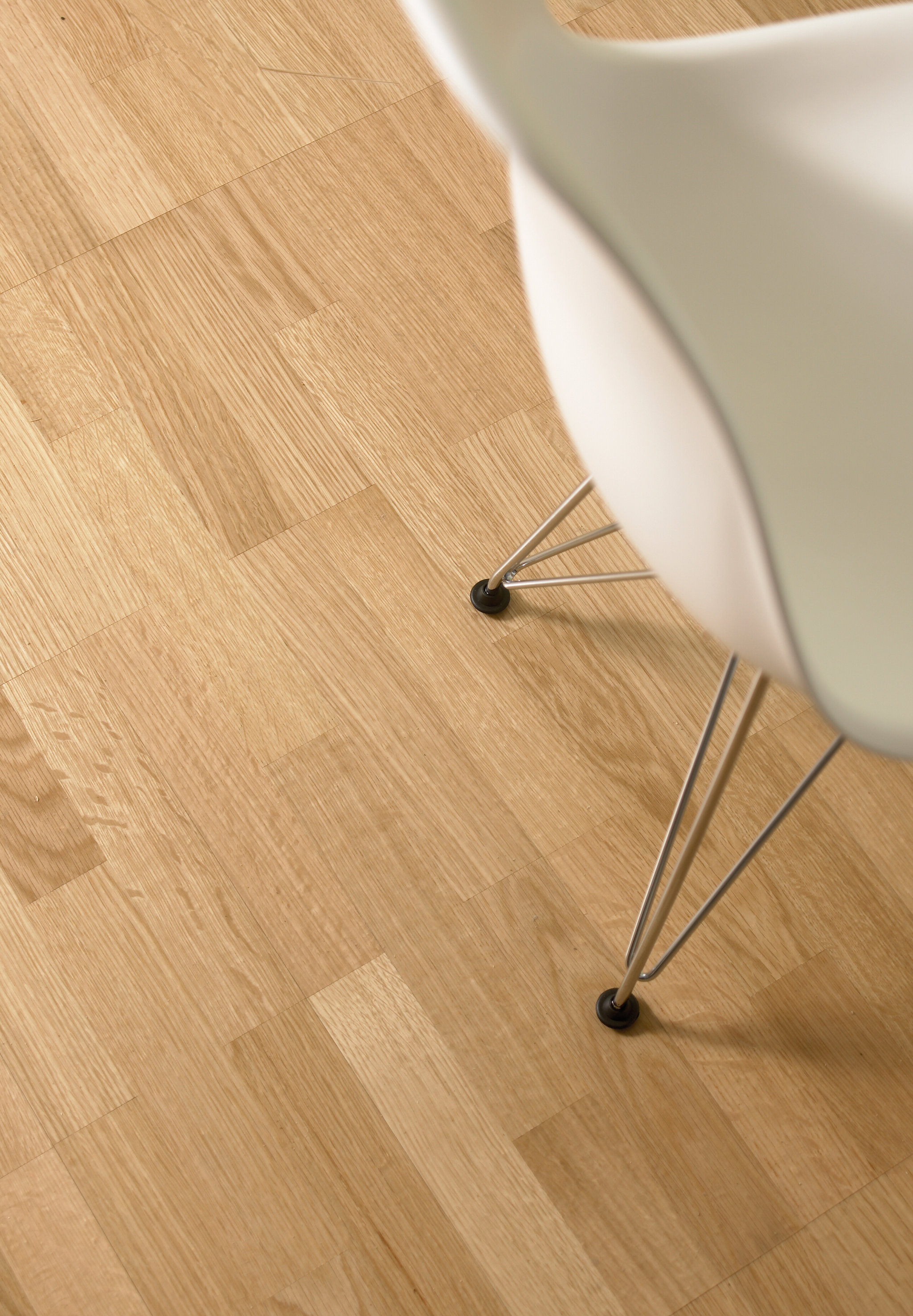 Gulvet i rødeik har en rødlig nyanse som spiller fint opp mot de grønne veggene.