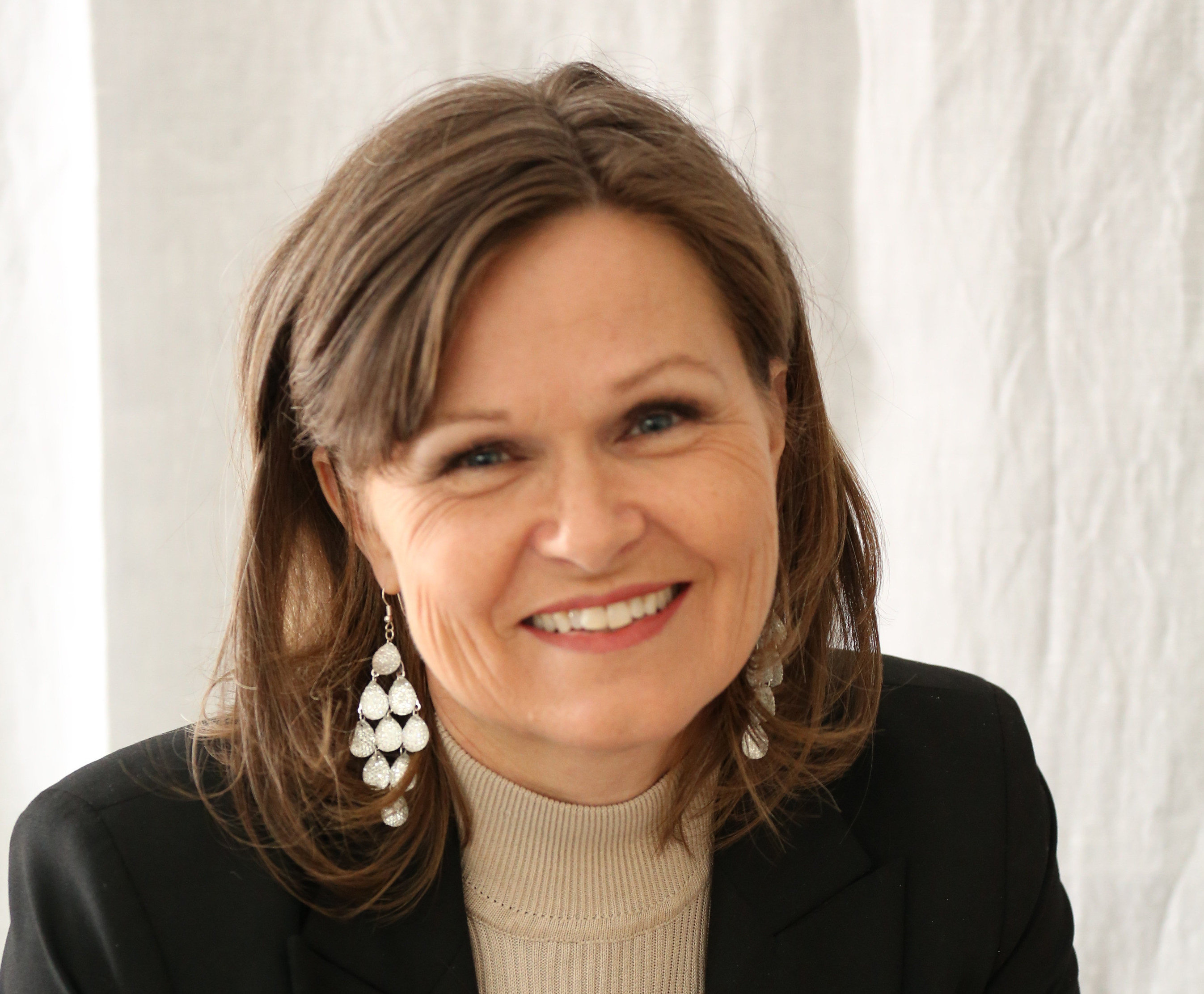 ROMANTIKK: Trine Huseby er samlivsterapeut. Hun mener par som pusser opp bør minne hverandre på hva som kommer etterpå. – Se fram til innflyttingsfest og romantiske middager i ny stue, sier hun. (Foto: Privat)