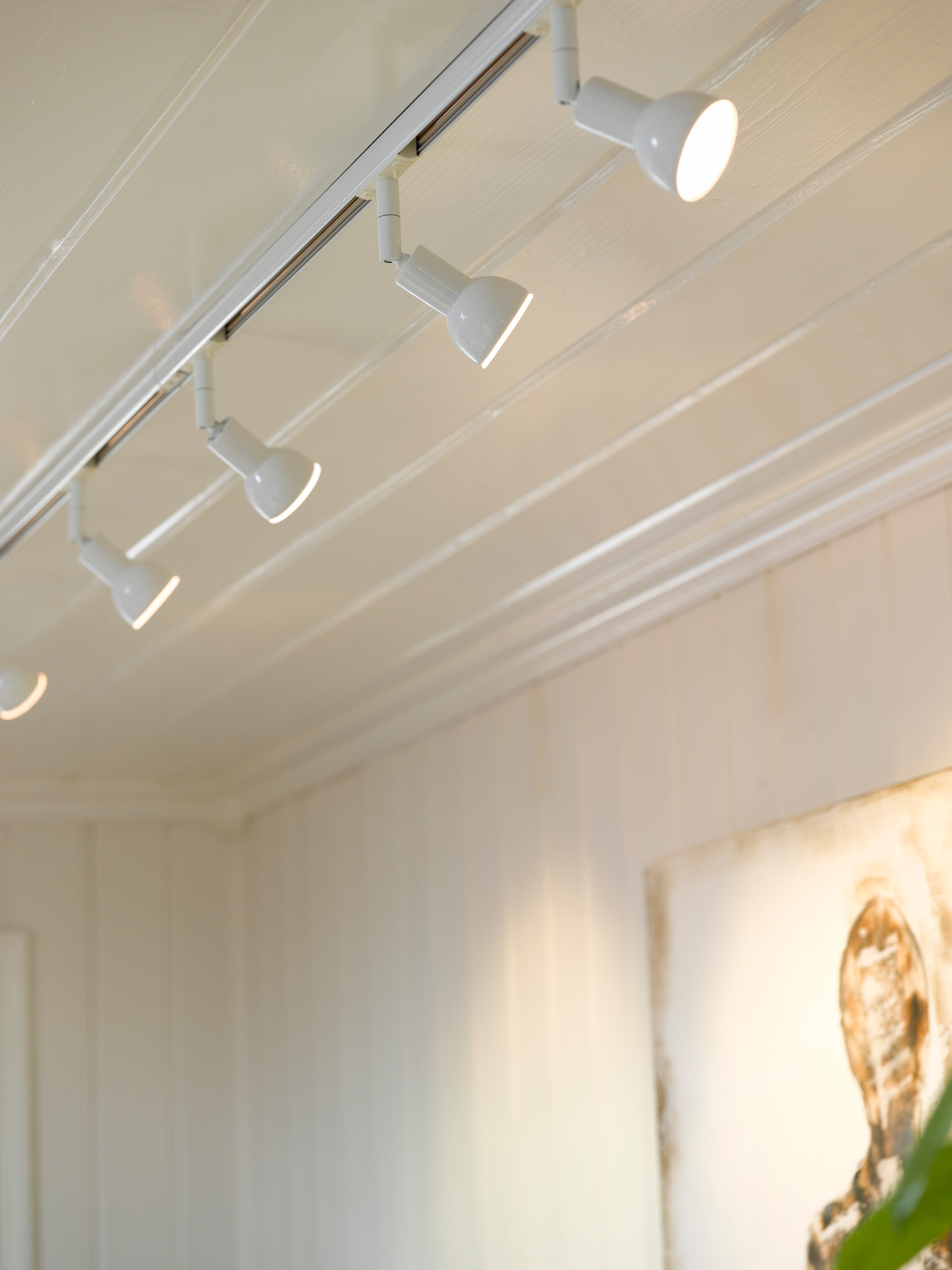 Lyse tak løfter himlingen og gjør rommet mer romslig. Foto: Per Erik Jæger/ifi.no