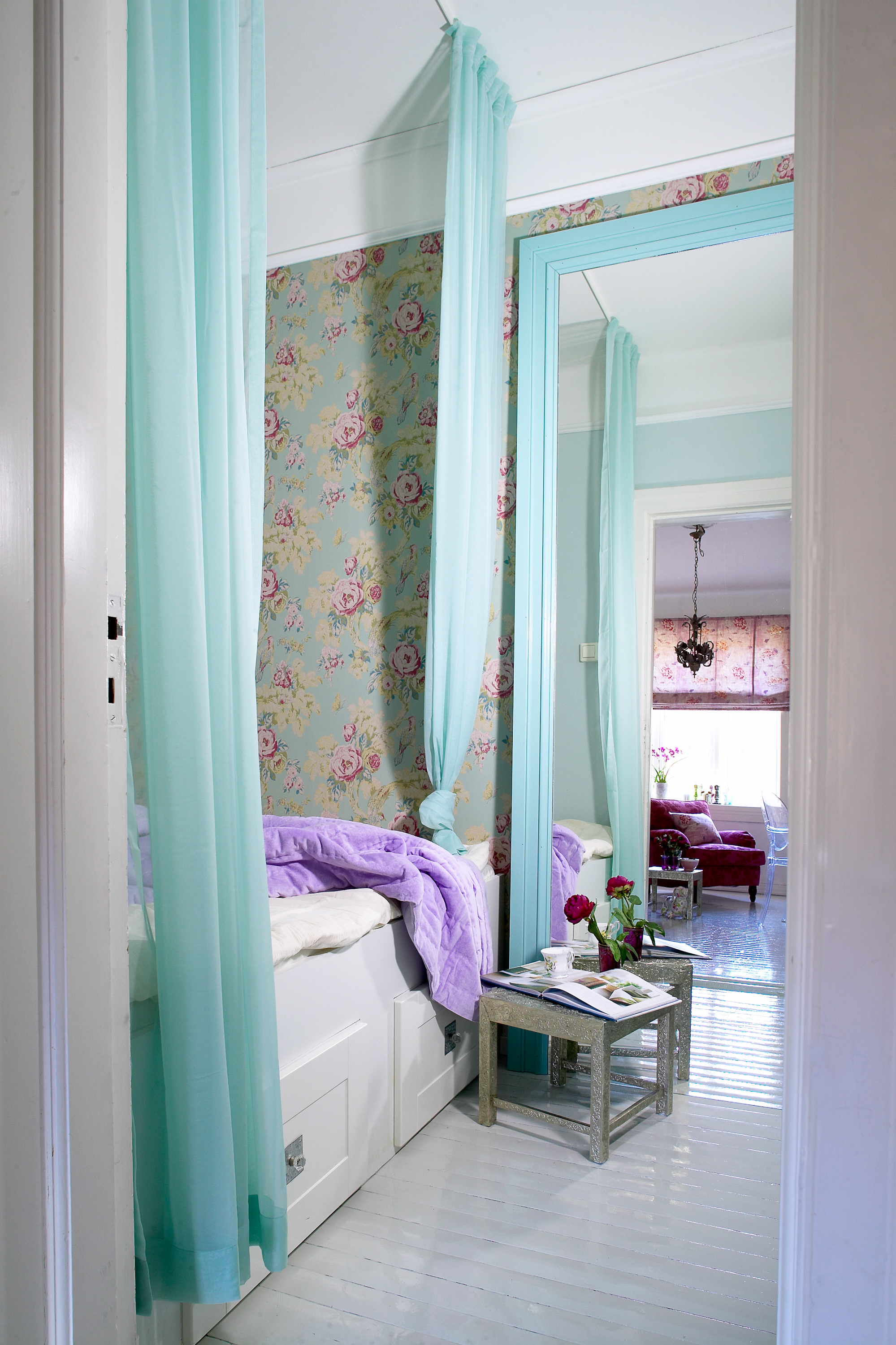 Et gulvspeil lent mot veggen hjelper til med å visuelt forstørre rommet. Foto: Mona Gundersen/ifi.no