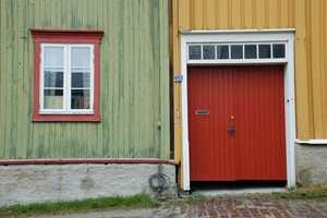 Fargekontraster mellom husfasader i Bergstaden skal inspirere: Kjølige farger mot varme osv. 