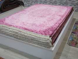 – «Pink is good», sier teppehandleren fra Tyrkia, og forteller at interessen etter rosa tepper er økende. 
