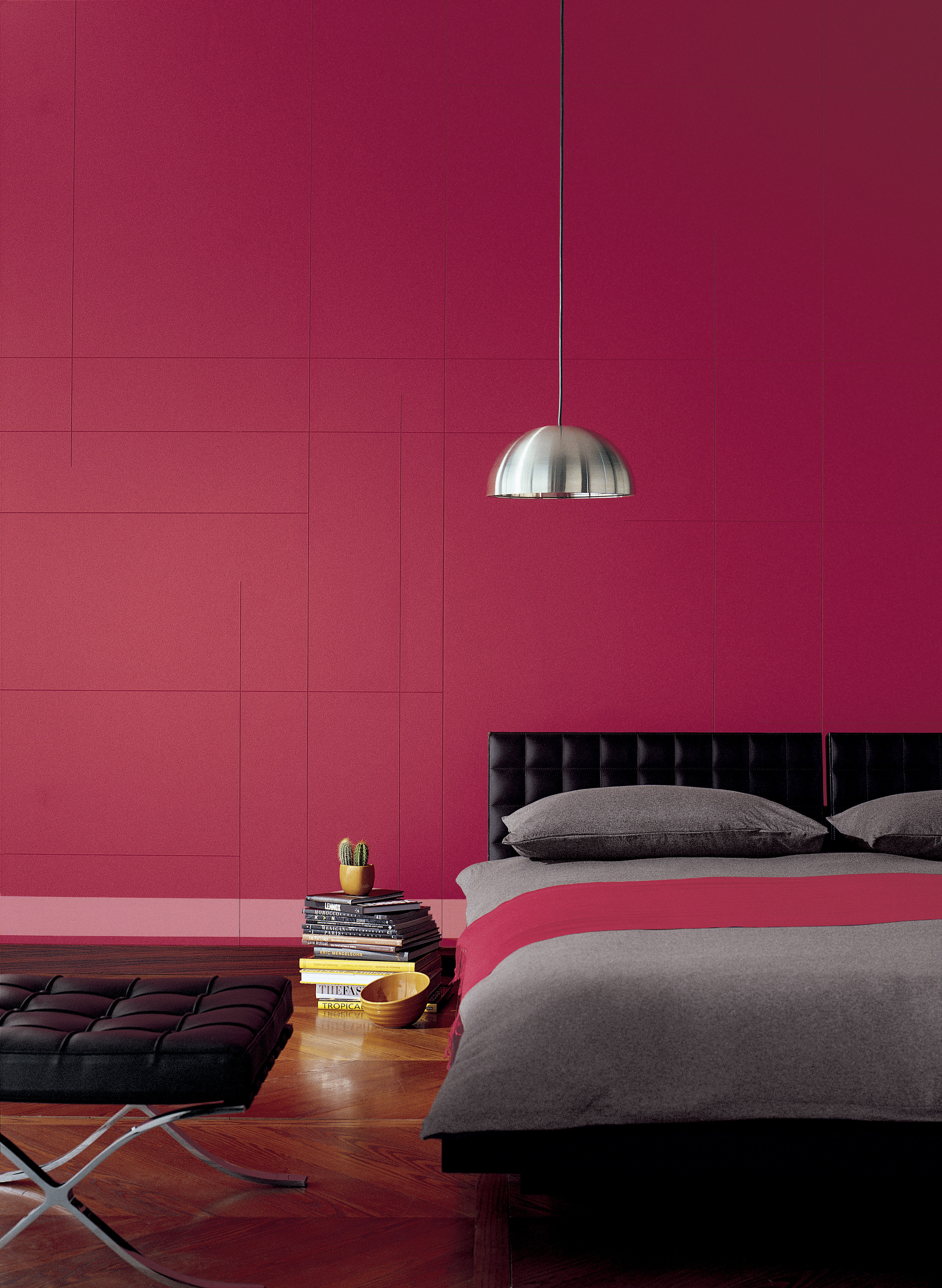 Rosa har mange ansikt, og heller den mot bringebærrød blir den mer maskulin og energisk. I kombinasjon med sort får fargen et røft og kraftig uttrykk.