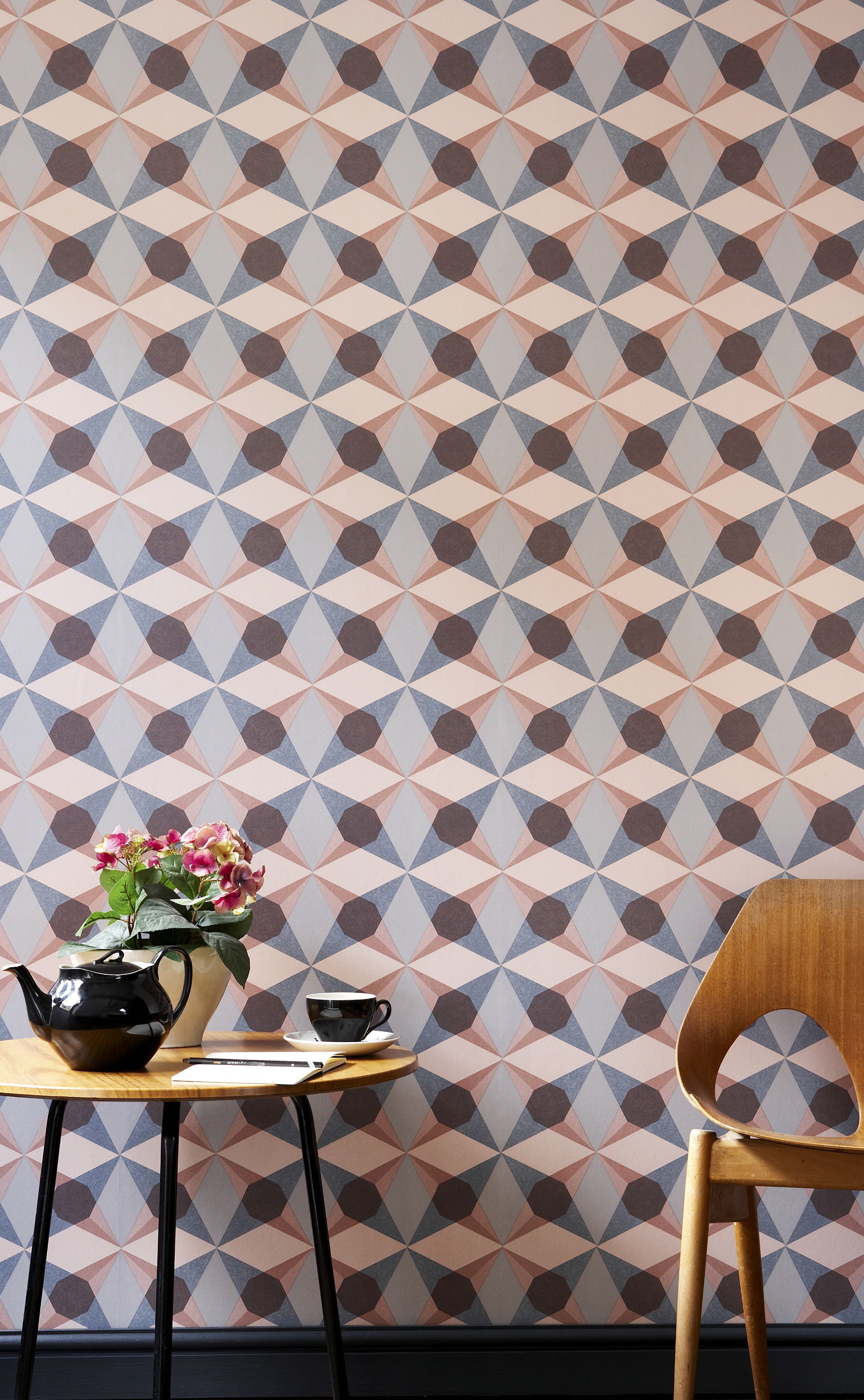 Omgivelsene påvirker hvordan vi oppfatter fargen. En lys og dempet rosa som i seg selv kan oppleves søt og feminin, framstår med et helt annet uttrykk sammen med sort og grått.