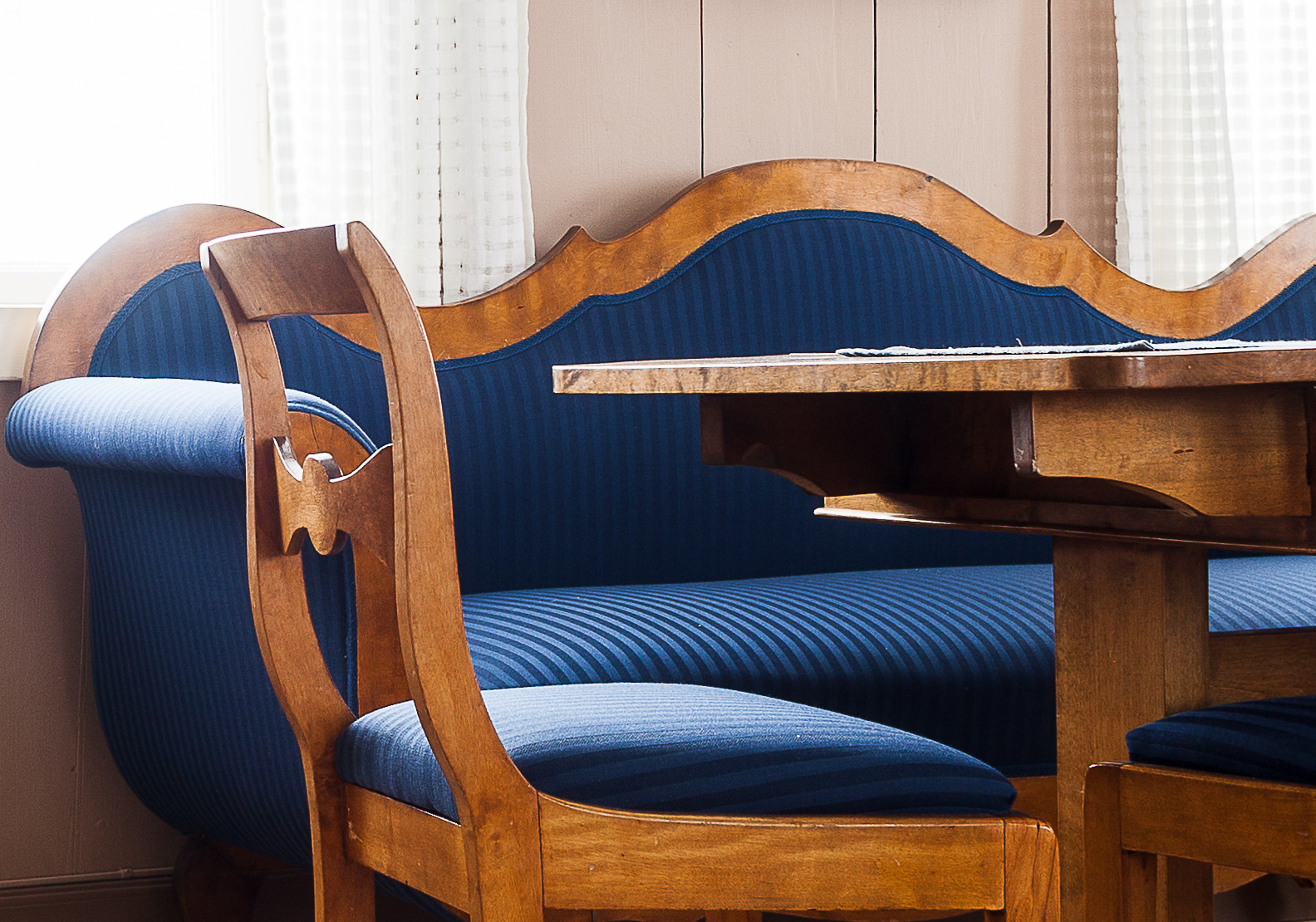 Blå sofa og rosa vegger