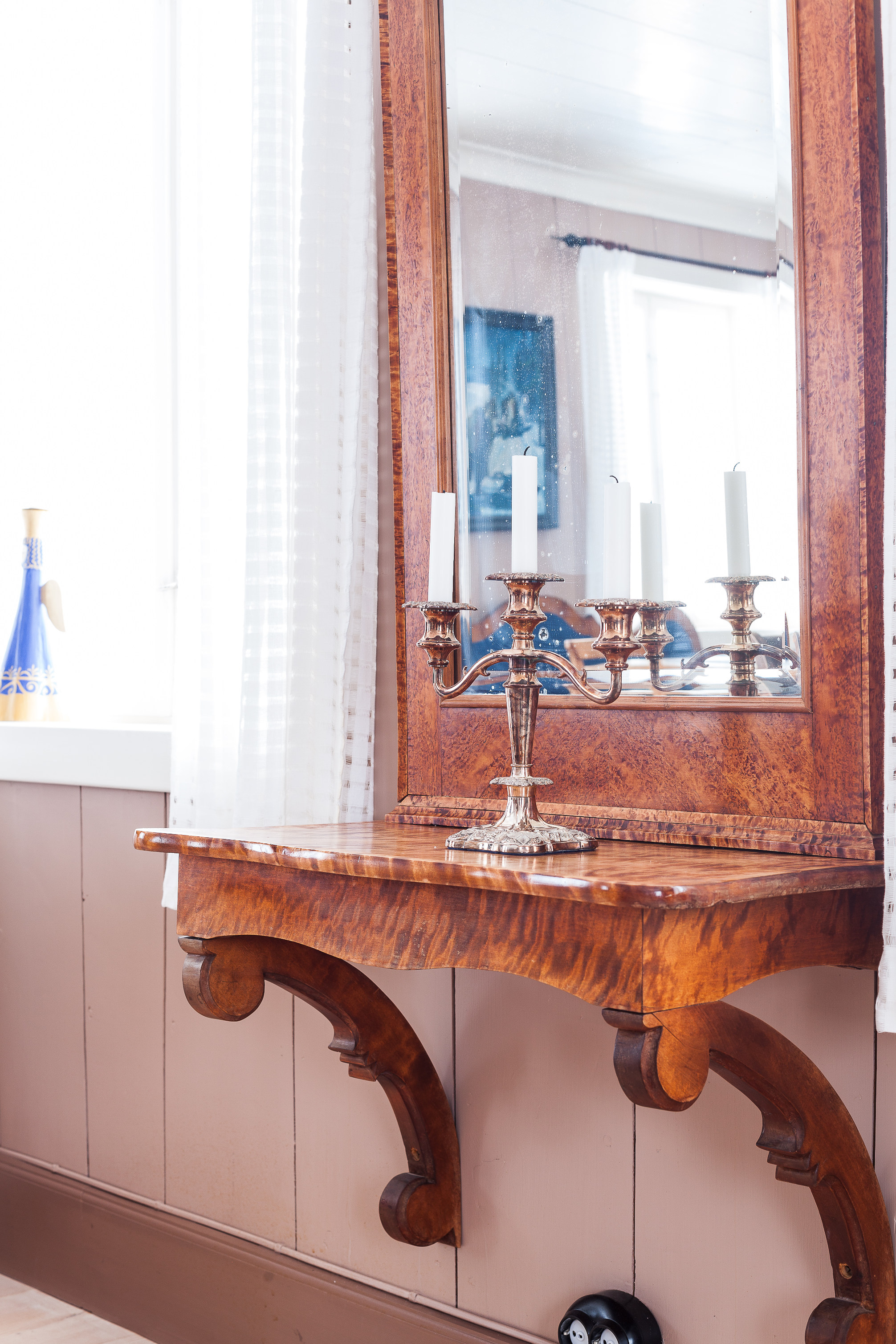 Gammelt speil i stue