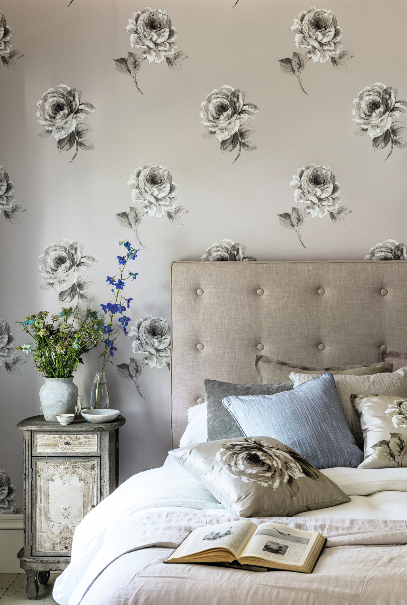 ROLIG: Kombiner tapet, tekstiler og sengegavl i duse naturfarger for å skape et rolig og avslappet uttrykk på soverommet. (Foto: INTAG)