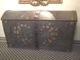 Jeg har en gammel, rosemalt kiste fra 1845 der fargene er falmet og som ser matt ut. Hva kan jeg gjøre for å få opp litt lød i overflaten? Jeg ønsker ikke å male den på ny.