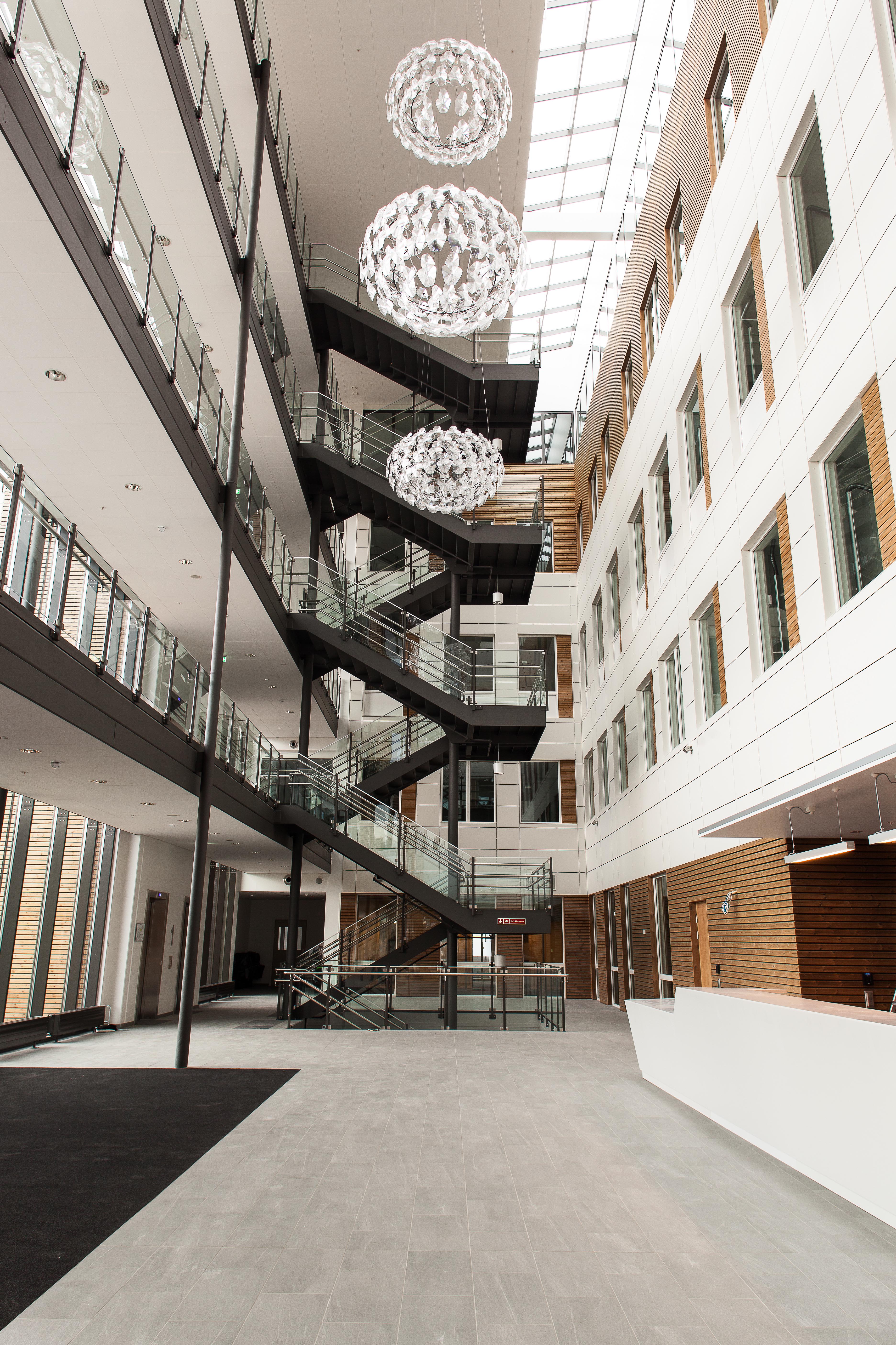 Rosenlund Bydelssenter et lyst og luftig bygg med spennende visuelle – og praktiske - løsninger.