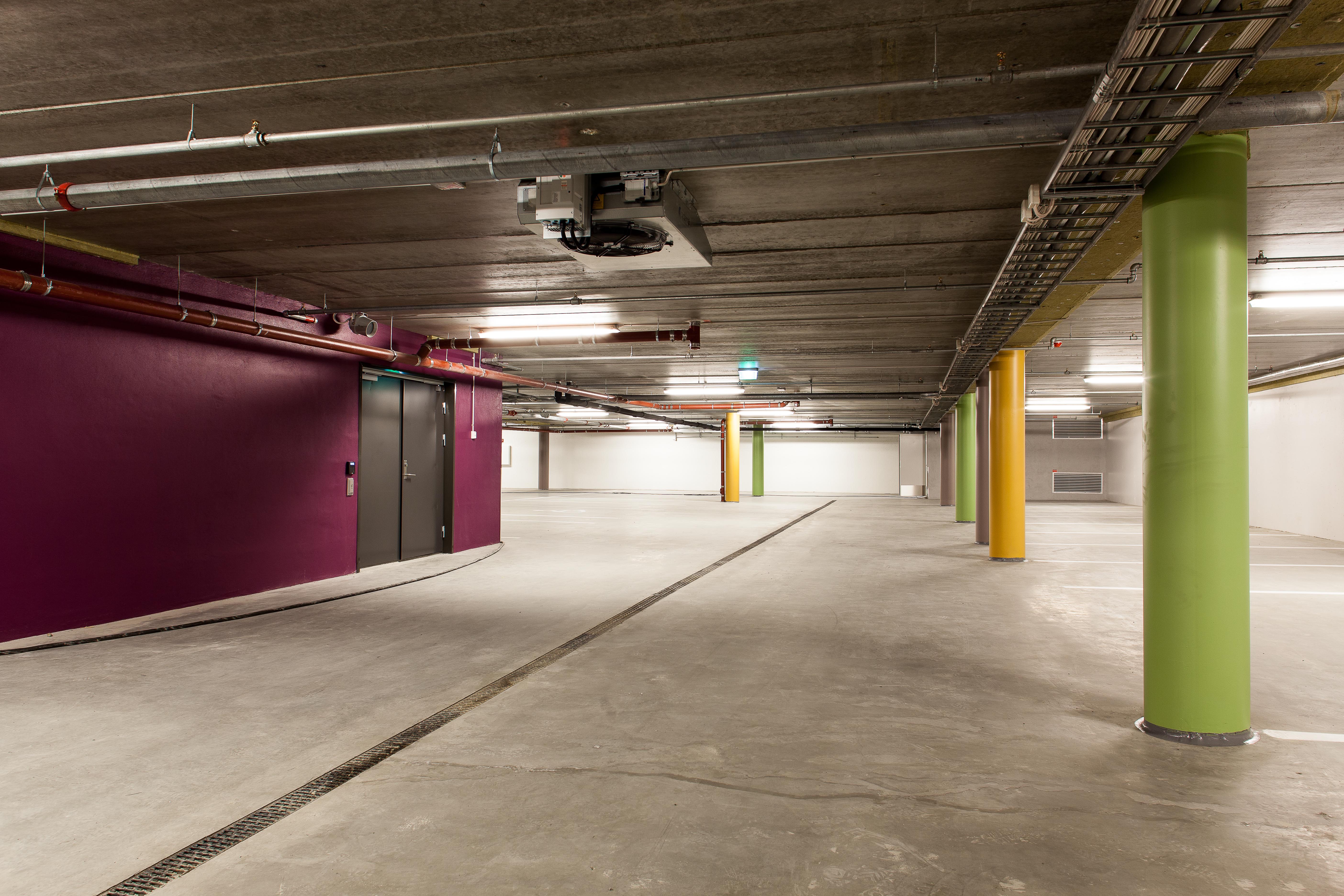 Fargebruken i garasjen skaper trivsel, samtidig som den øker trafikksikkerheten ved at søyler og vegger blir mer synlige.