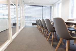 Møterommene er lyse og luftige og selvfølgelig teppekledd for trivsel og bedre lydforhold.