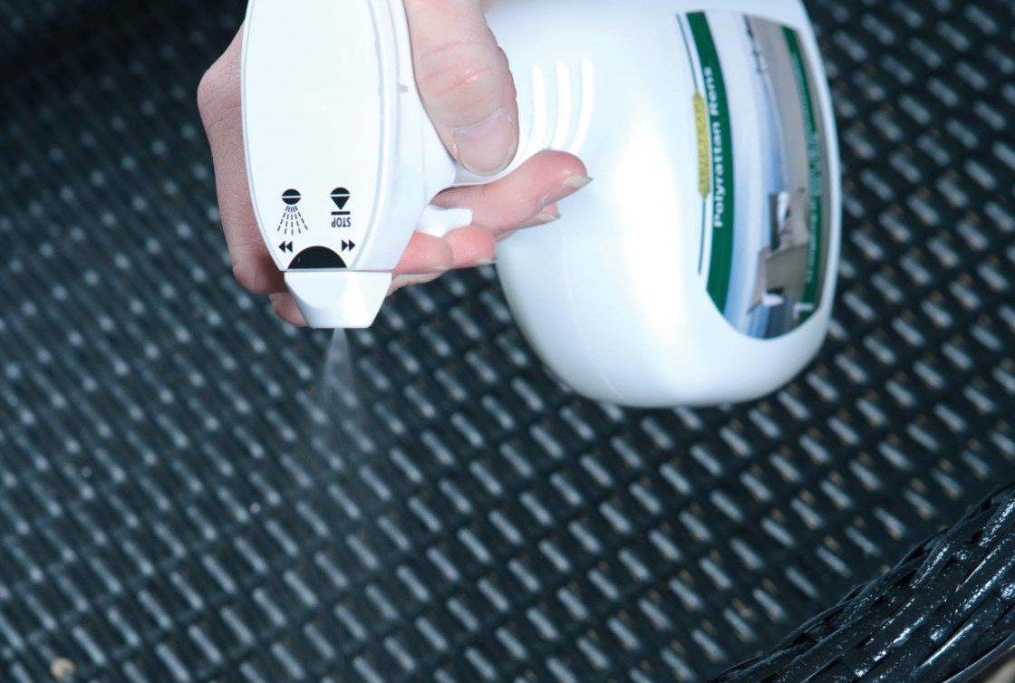 Selv «vedlikeholdsfri» kunstrotting trenger litt omsorg i ny og ne. Rengjøringsmiddel fra WOCA Norge.