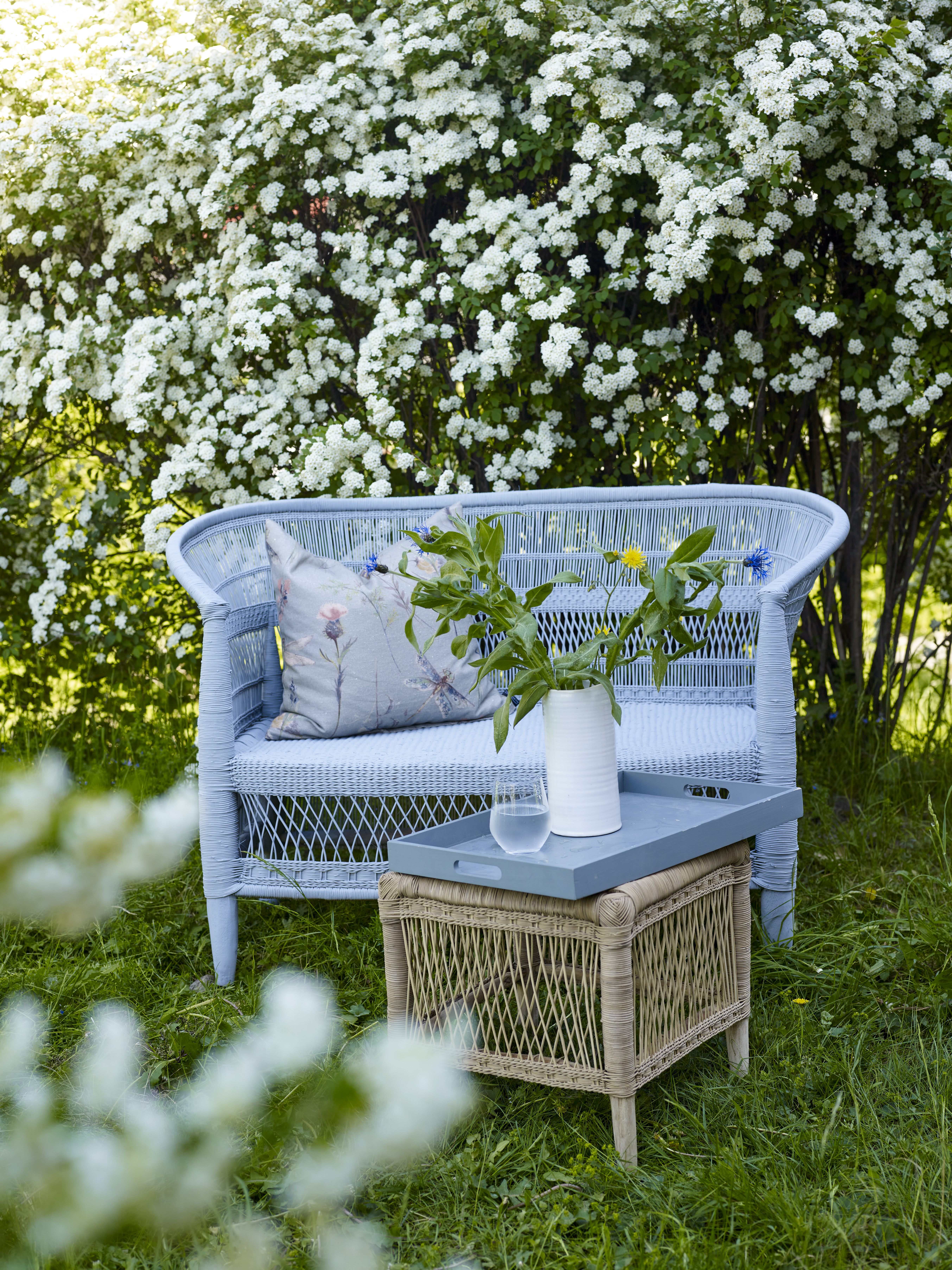 Blåmalt rottingsofa 