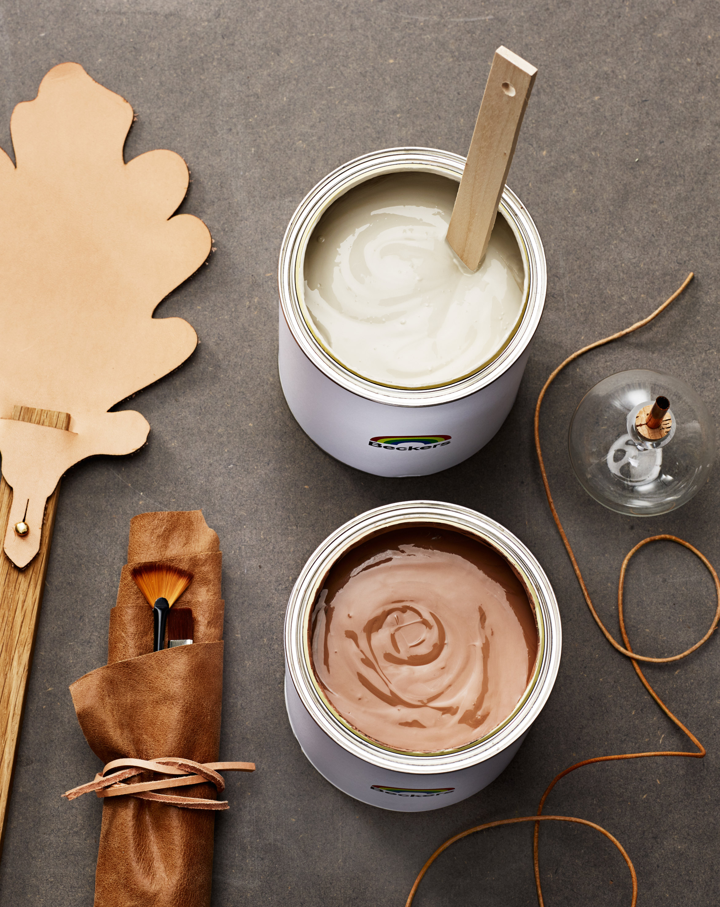 MASKULINT: Fargene fra paletten kan kombineres i det uendelige og skape nettopp uttrykket som er «ditt». Slette flater, harde materialer, dempede rødtoner, grovt lær og rustikt tre skaper assosiasjoner til en maskulin stil. Fargene er fra Beckers. 