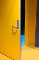<b>FARGERIK: </b>i kjernen av hotell- og administrasjonsbygget er fargerike toaletter plassert. Dørene er malt i samme farge som veggene har.  (Foto: Chera Westman/ifi.no)