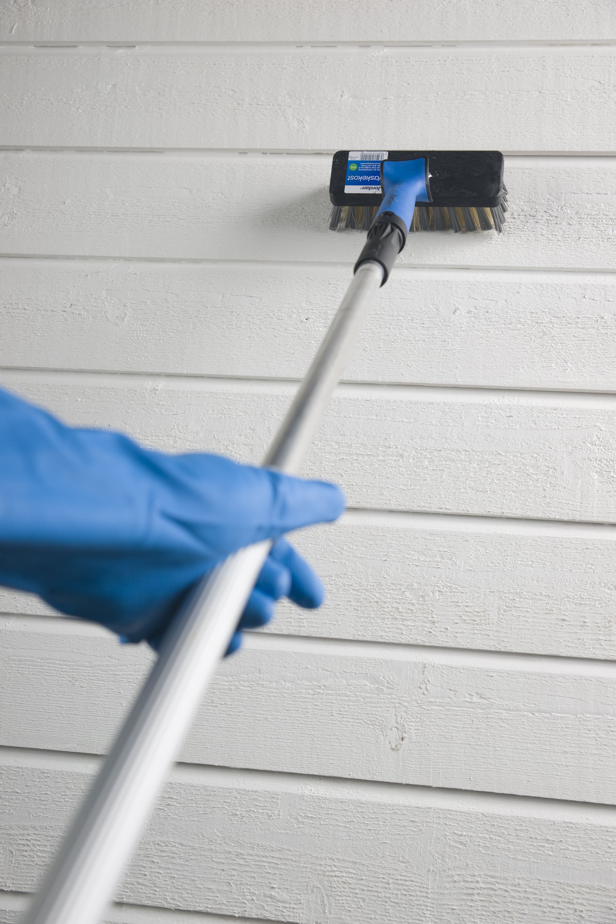 Bruk forlengerskaft og en god vaskekost til fasadevask. Da blir jobben enklere. (Foto: Jordan)