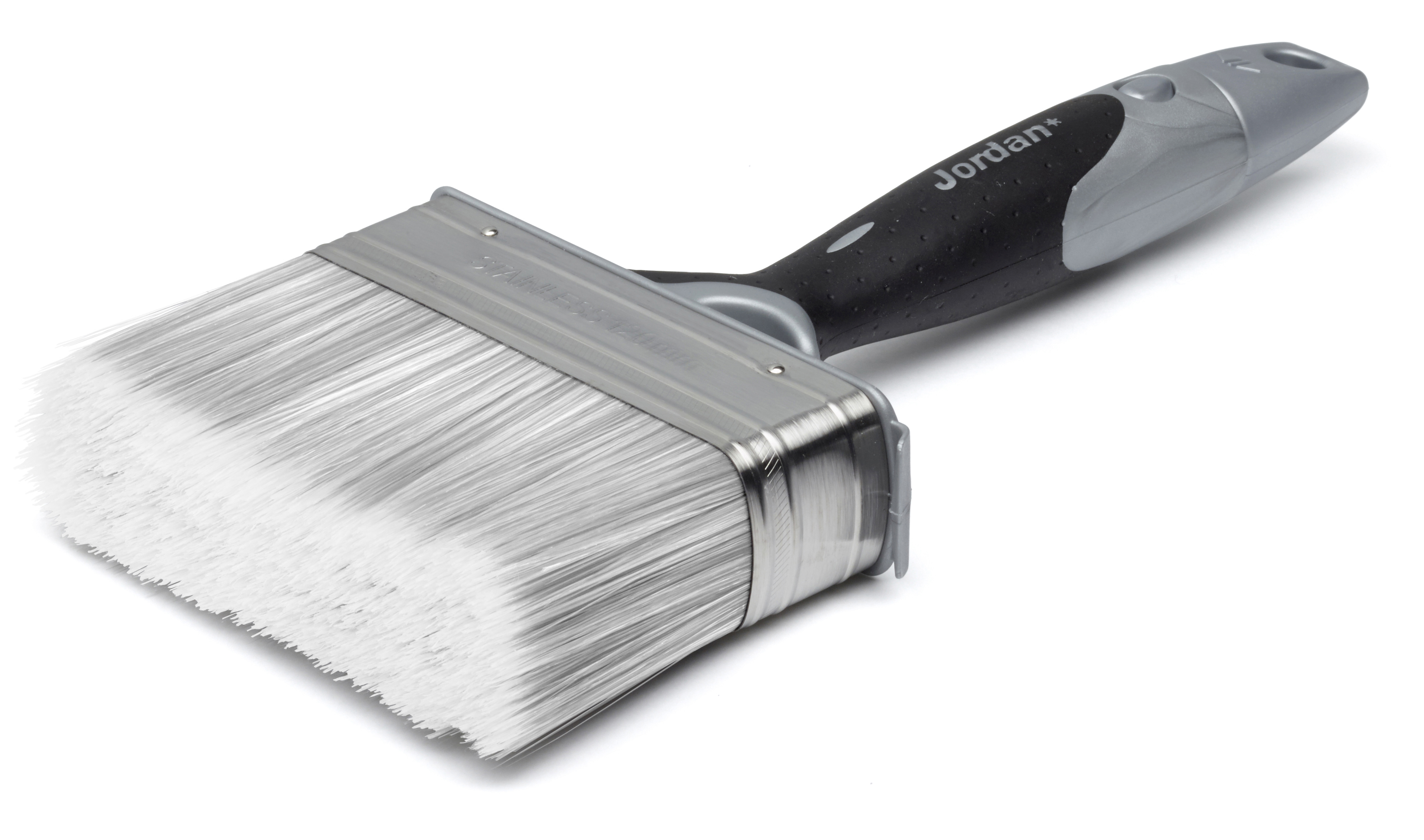 ØVERST PÅ ØNSKELISTEN: Gode eksteriørpensler står øverst på ønskelisten hos Anders Hvinden fra Scanox. Han skal male huset i sommer. (Foto: Jordan)