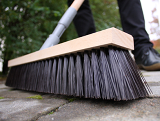 Dette er en kost. Neppe noe du ville brukt til maling...?