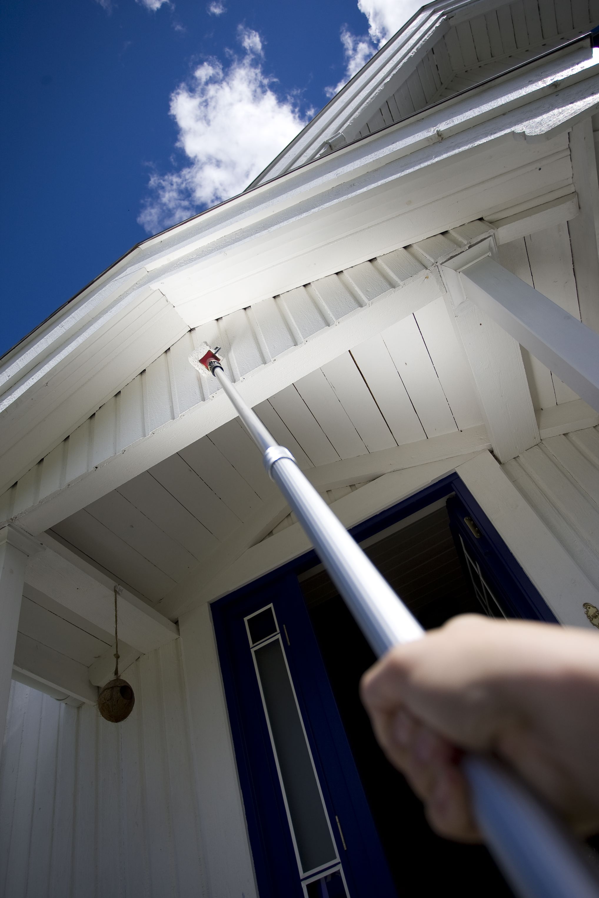 Et praktisk forlengerskaft gjør det mulig å stå trygt på bakken og enda male høyt opp på veggen. Dessuten gir et forlengerskaft en langt bedre arbeidskomfort.