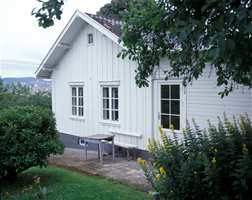 Et ungt par kjøpte drømmehuset, et sjarmerende hus fra ca 1800. Huset ligger idyllisk til i en liten hage med utsikt over Oslo. Det er på ca 100m2 og består av lite kjøkken, to små stuer, to soverom, bad og entre.