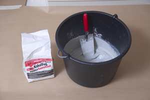 Fugemasse er pulver blandet ut i vann. Det skal lite vann til - bland forsiktig. Massen trenger minimum 10 minutter på å svelle, så lag fugemassen i god tid.