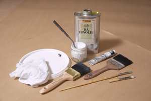 Utstyr til marmoreringsteknikken: Fyldig lakkpensel, fordriverpensel, spisspensler, tynn pensel, filler, lokk eller lignende til prøveoppstrøk og utblanding, tubepigment, rå linolje, sinkhvittpasta.