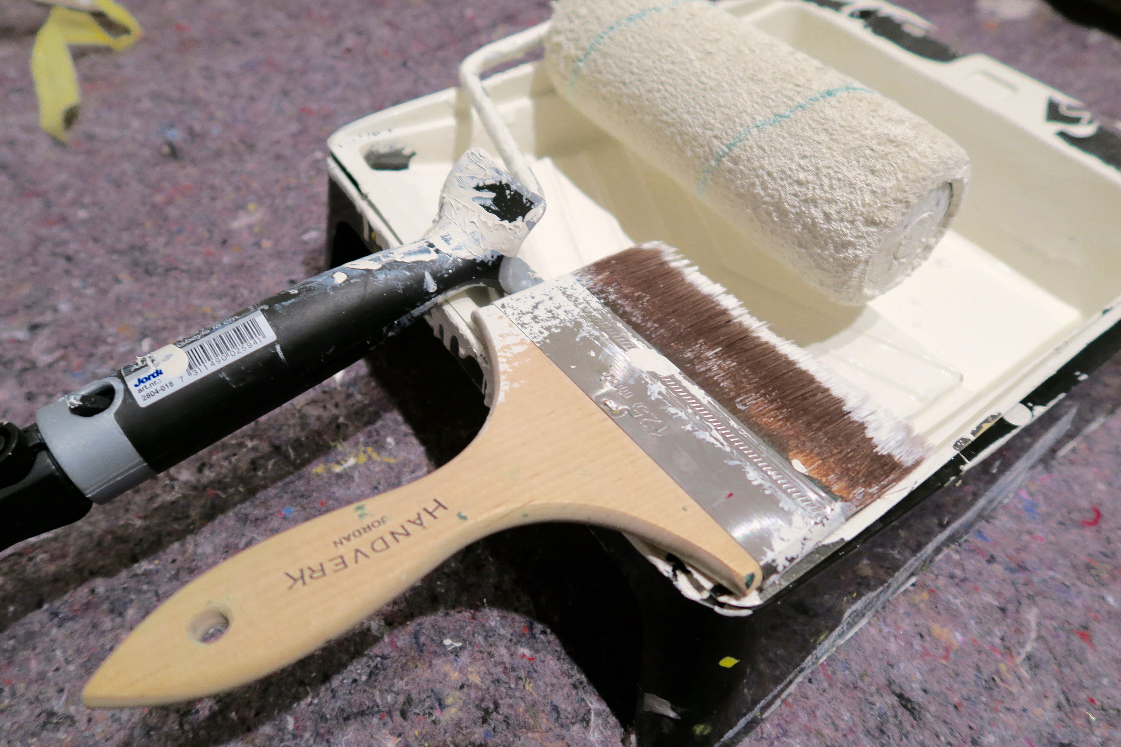 HÅND I HANSKE: Rulle og en god fordriver hører sammen når for eksempel panel skal males. 