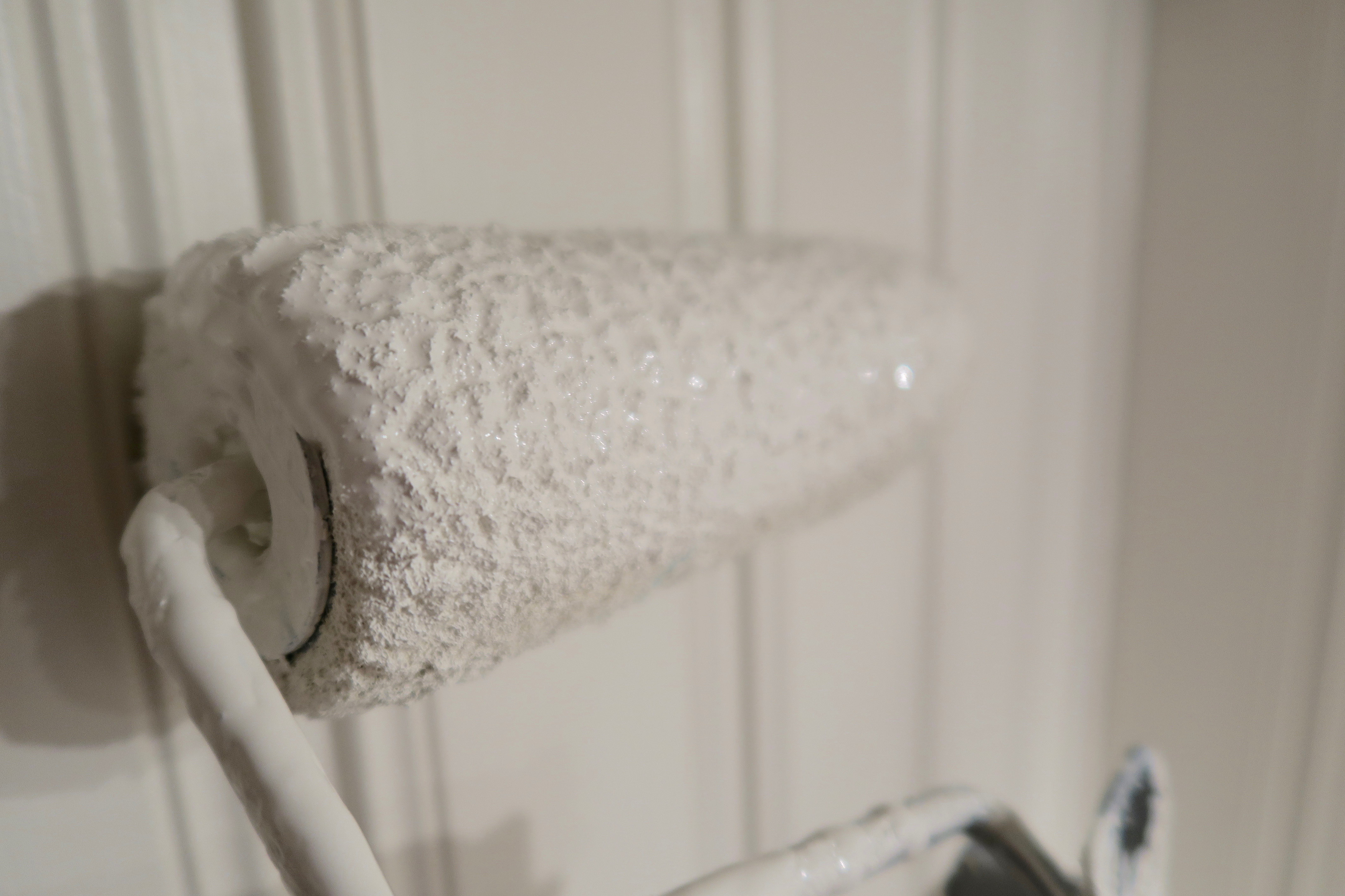 GENIALT, MEN...: Rulle er genialt for å påføre mye maling på veggen raskt, men den etterlater seg gjerne en rullestruktur. Fordriveren får denne strukturen bort.