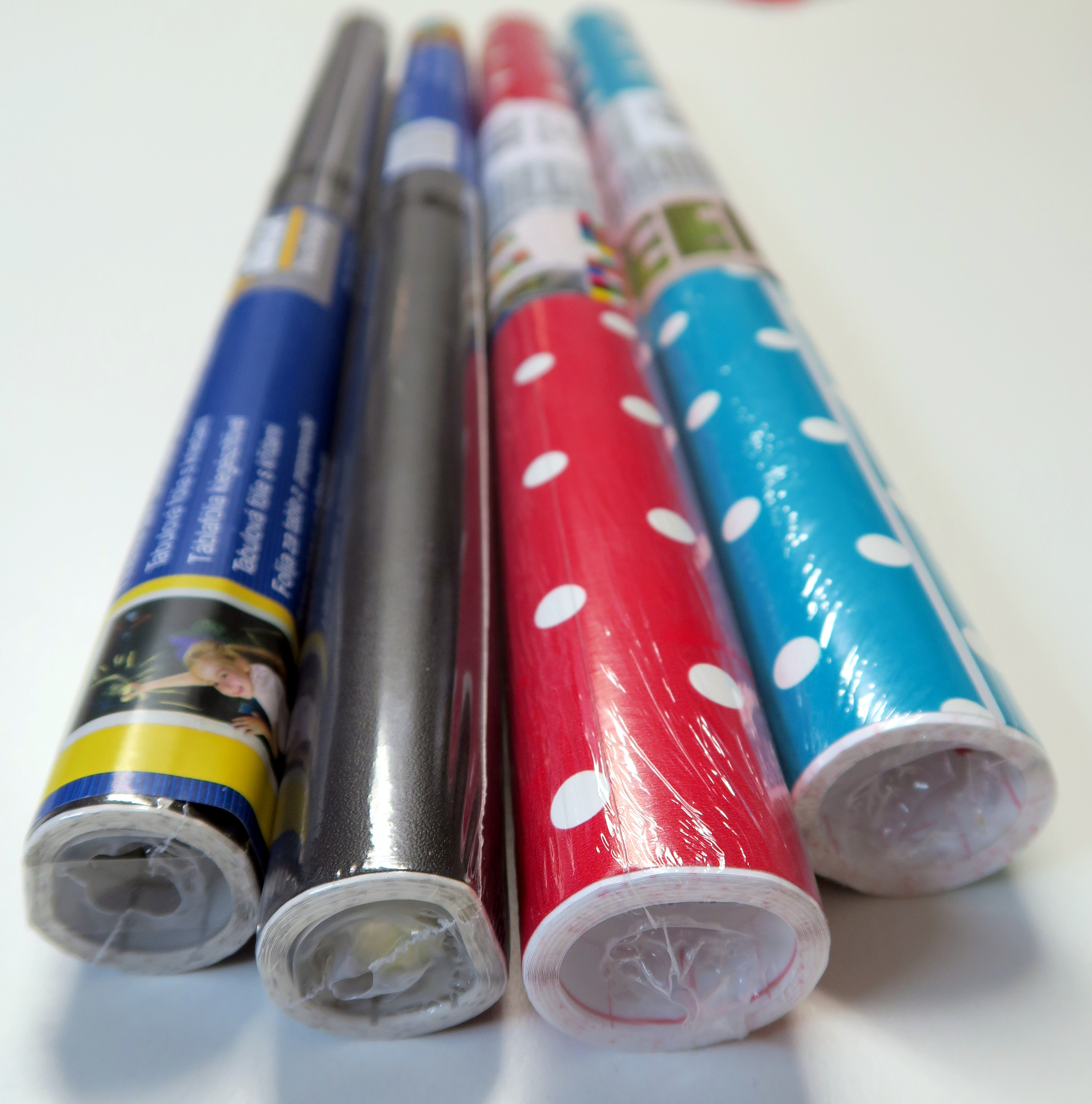 Med et stort utvalg av farger og mønstre, er det kun kreativiteten som setter grenser for hva du kan gjøre med selvklebende folie.