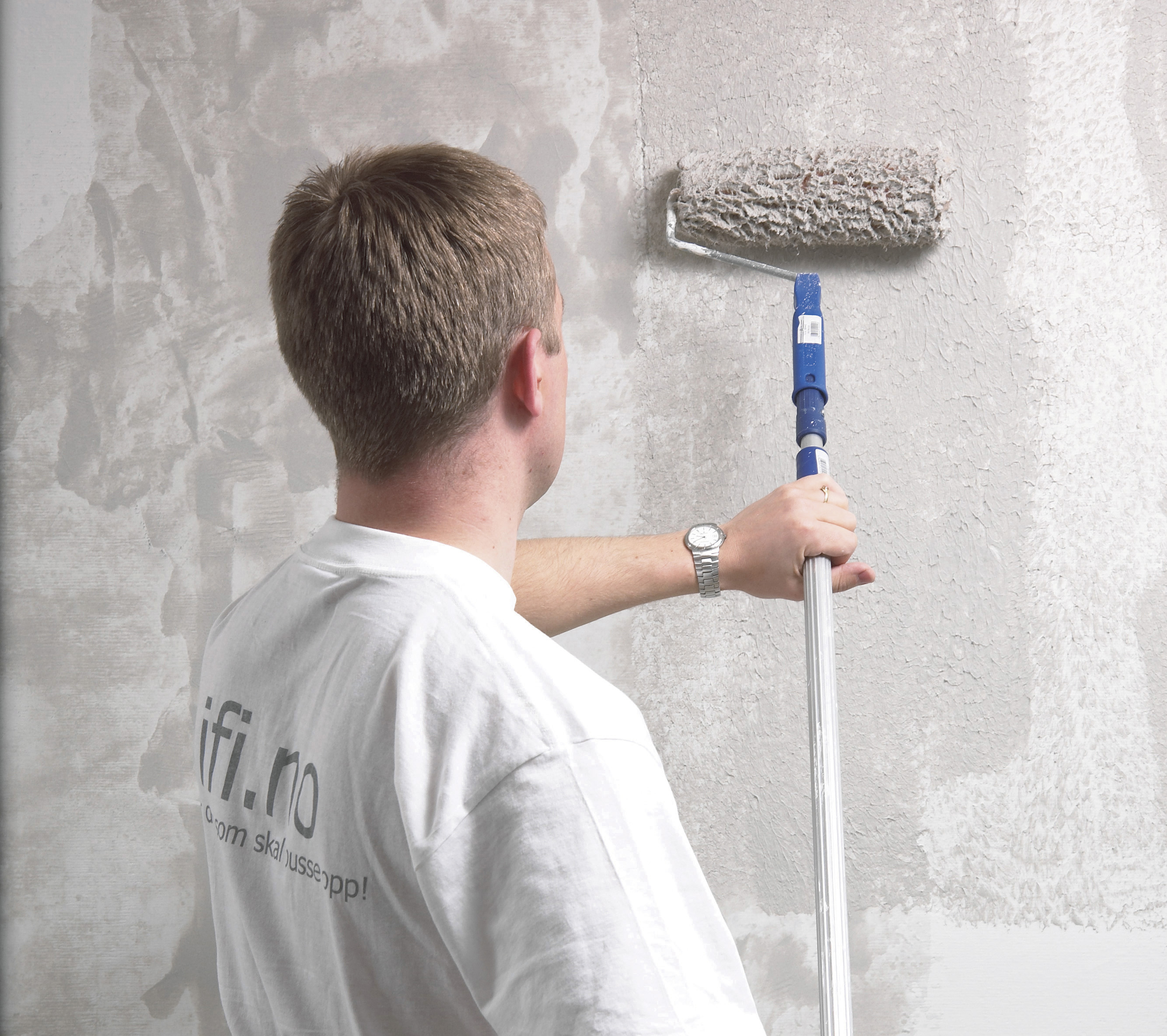 Rullesparkel påføres med rull og slettes med en bred sparkel. Veggen må sparkles i flere omganger og slipes mellom hvert lag.