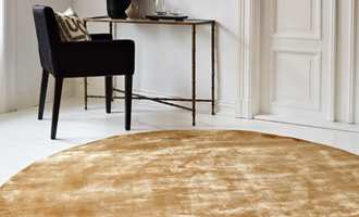 Runde tepper er et populært innslag i norske stuer. Fordi den runde formen bidrar til å myke opp rommet og gir en spennende dynamikk.