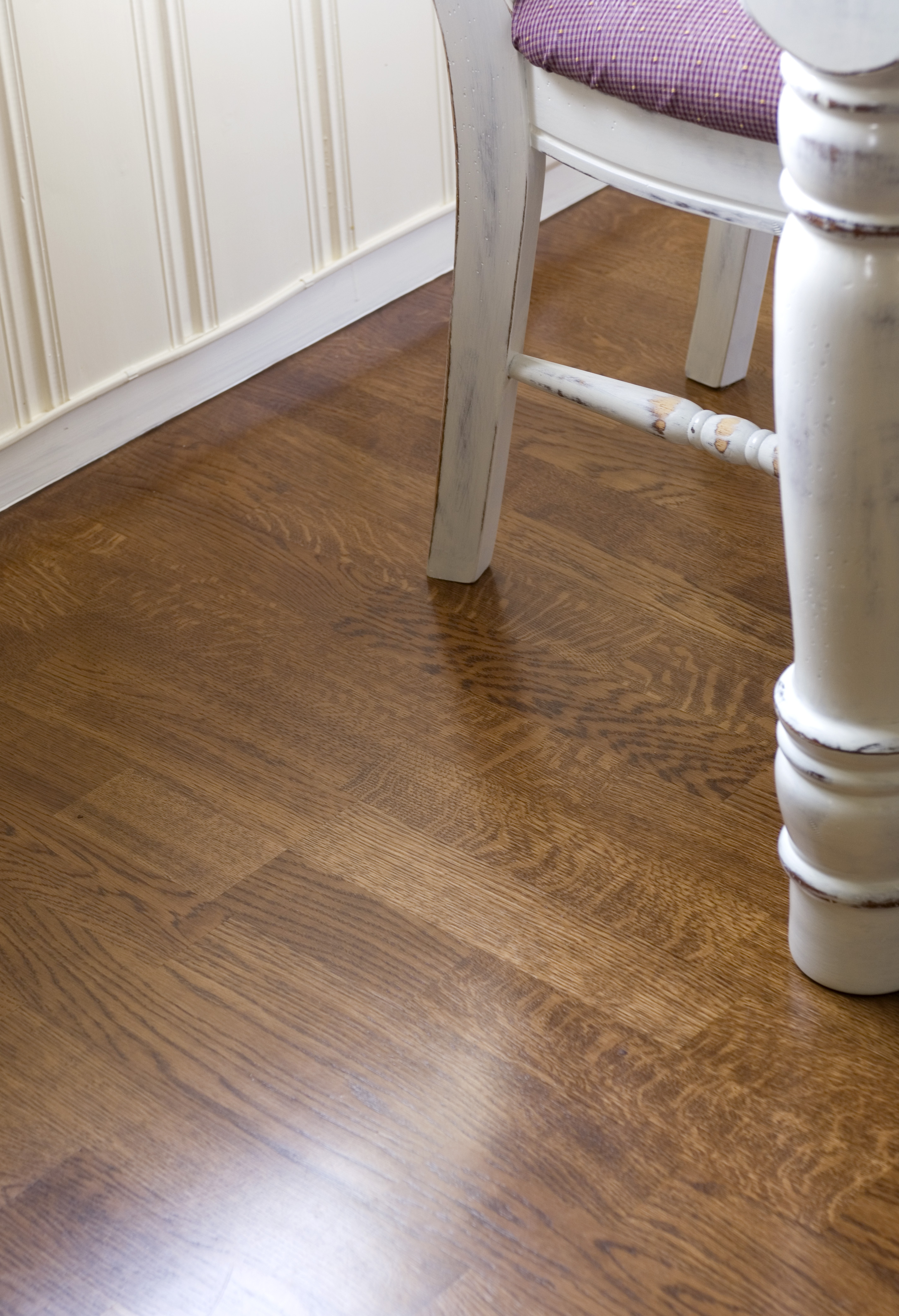 Farg parketten mørk