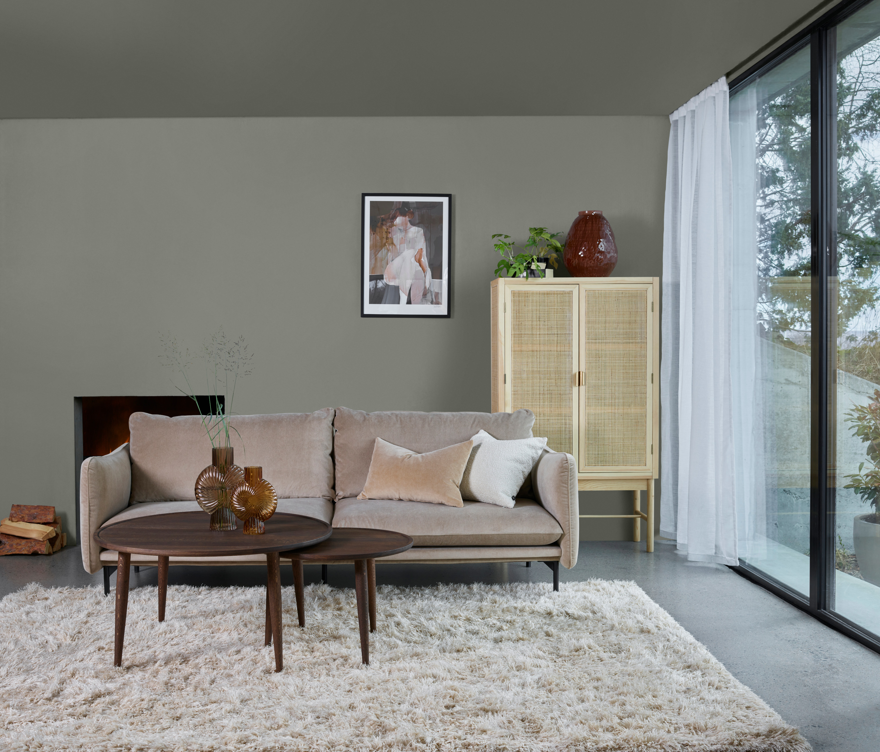 Stue med grønne vegger og tak i Rustikk Grågrønn fra NID