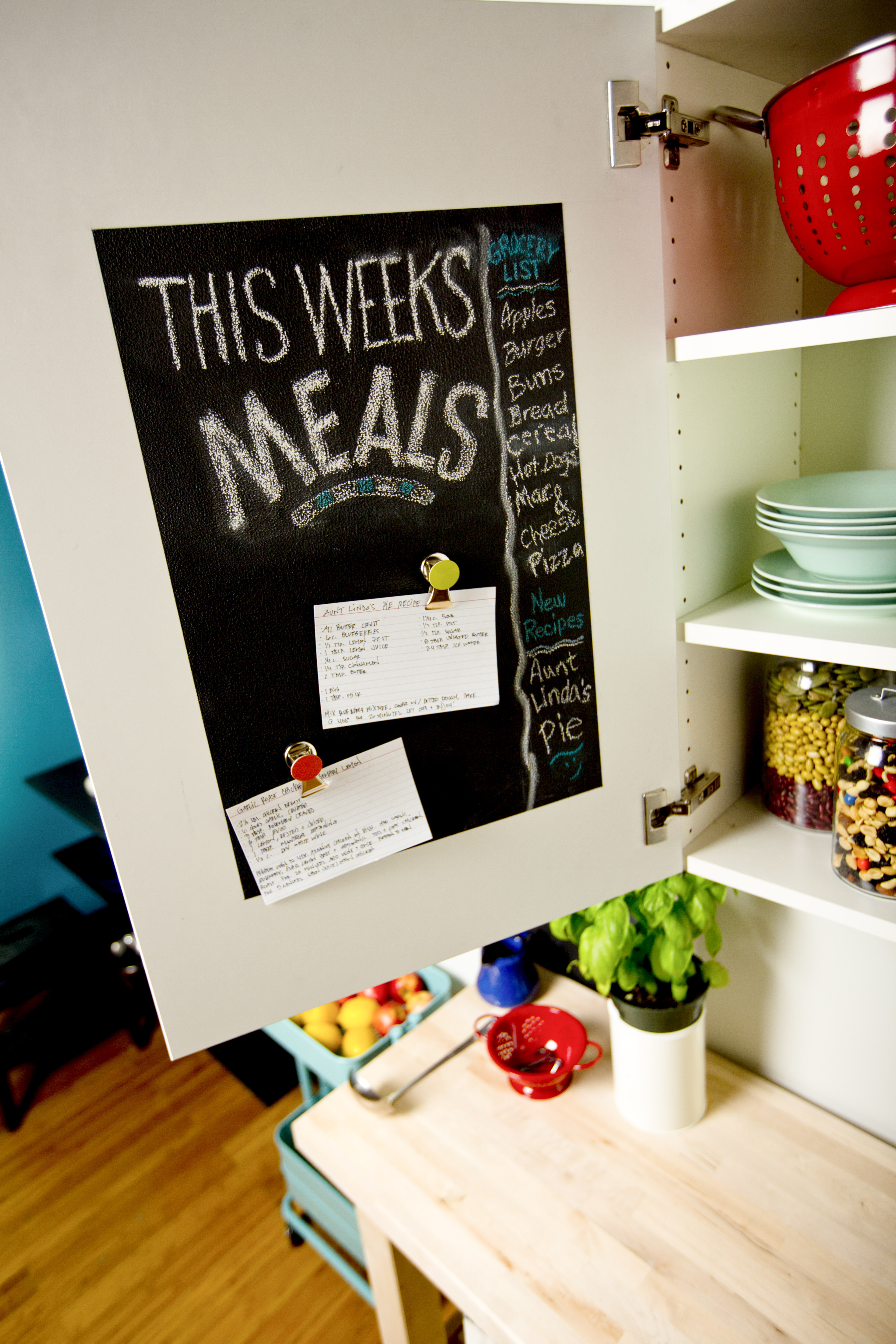 Innsiden av et skap kan gjerne brukes til ting man skal huske.