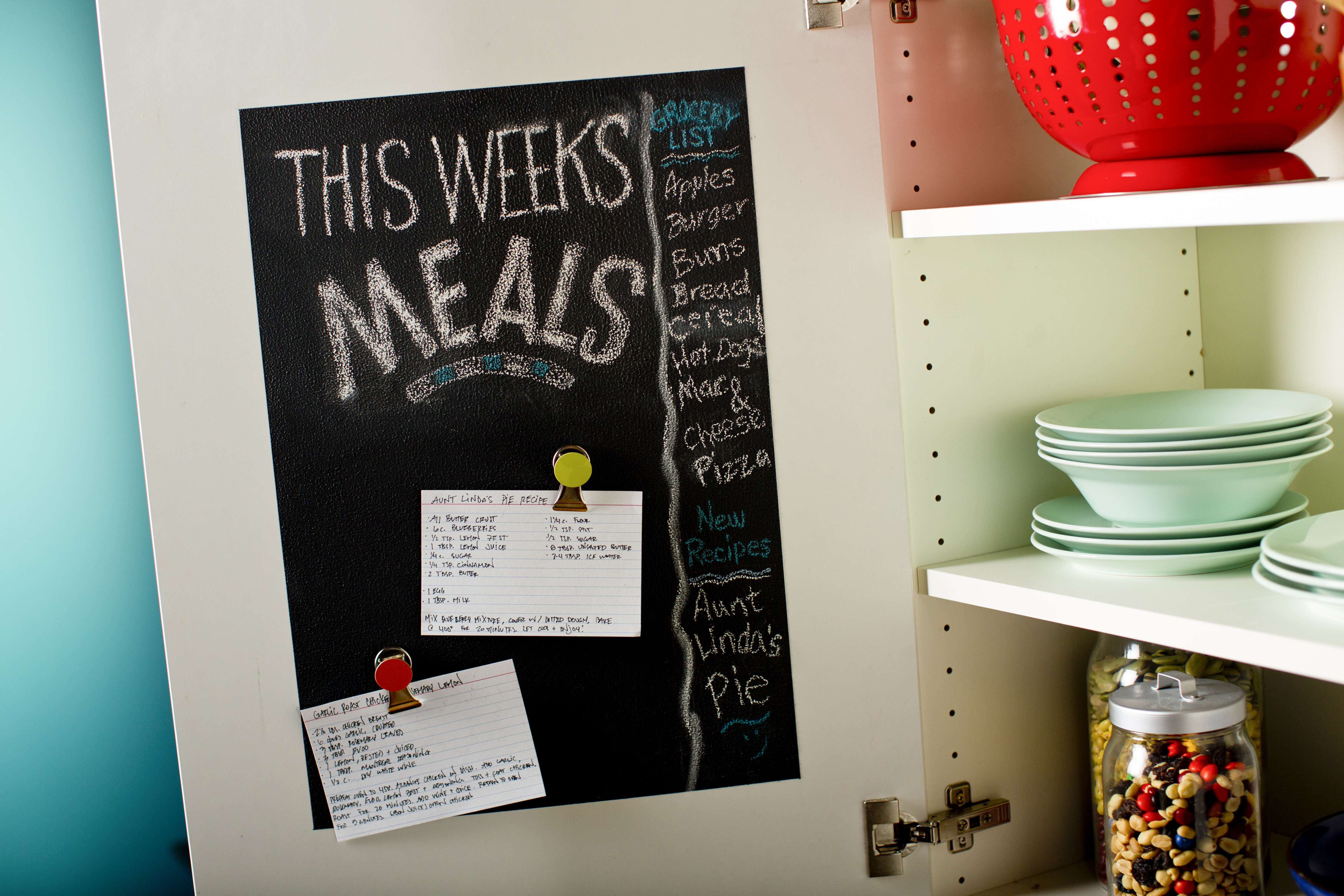 Mal en skjult tavle i kjøkkenskapet