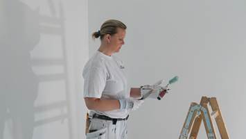 RYDD UNNA: Rydd og gjør klart før du setter i gang å male. Med godt arbeidsrom er det enklere å bevege seg raskt og effektivt rundt om i rommet.