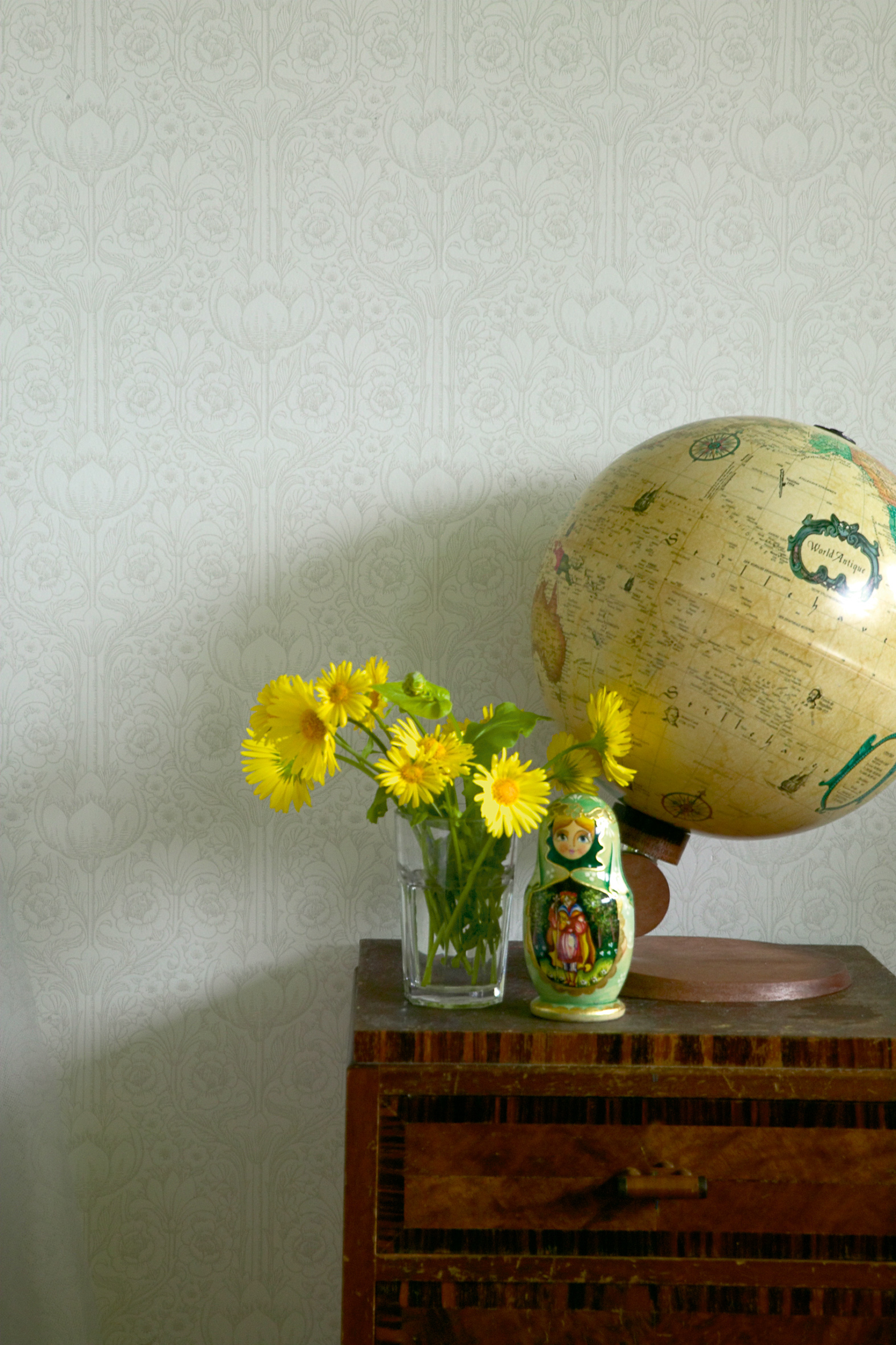 Stilleben – tapetet er et fint bakteppe for det sjarmerende, gamle nattbordet og ditto gjenstander.   