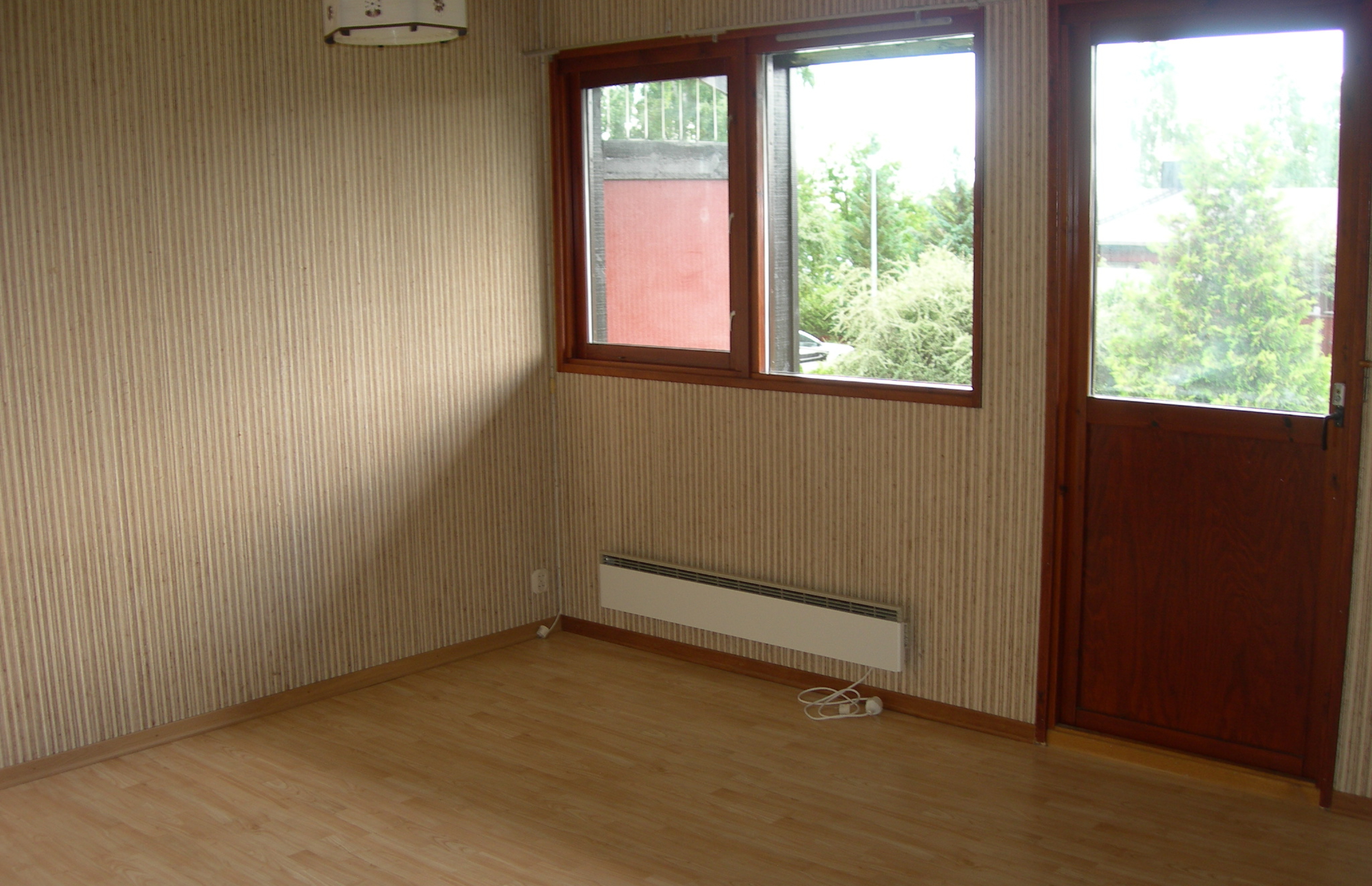 Før forvandlingen var det brunhvite tilstander, med stripete tekstiltapet og mørke vinduer som stengte mye av lyset ute. 