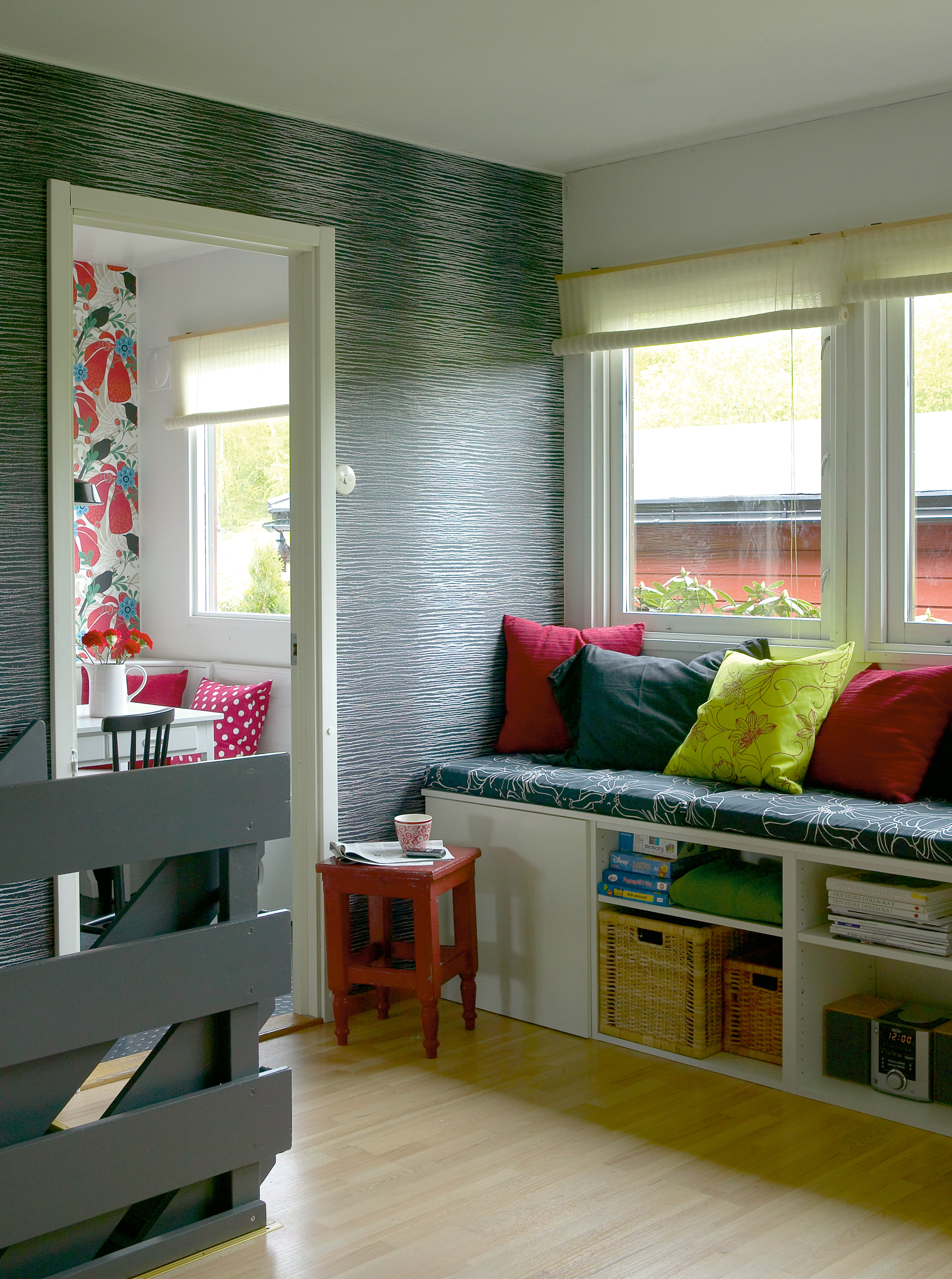 PRAKTISK UTNYTTELSE: Kjøkkenet ligger innenfor trappegangen, som jo er et gjennomgangsrom. Sittebenken fyller en plass som ellers ville stått tom, og man er nær nok til å kunne holde praten i gang med kokken. 