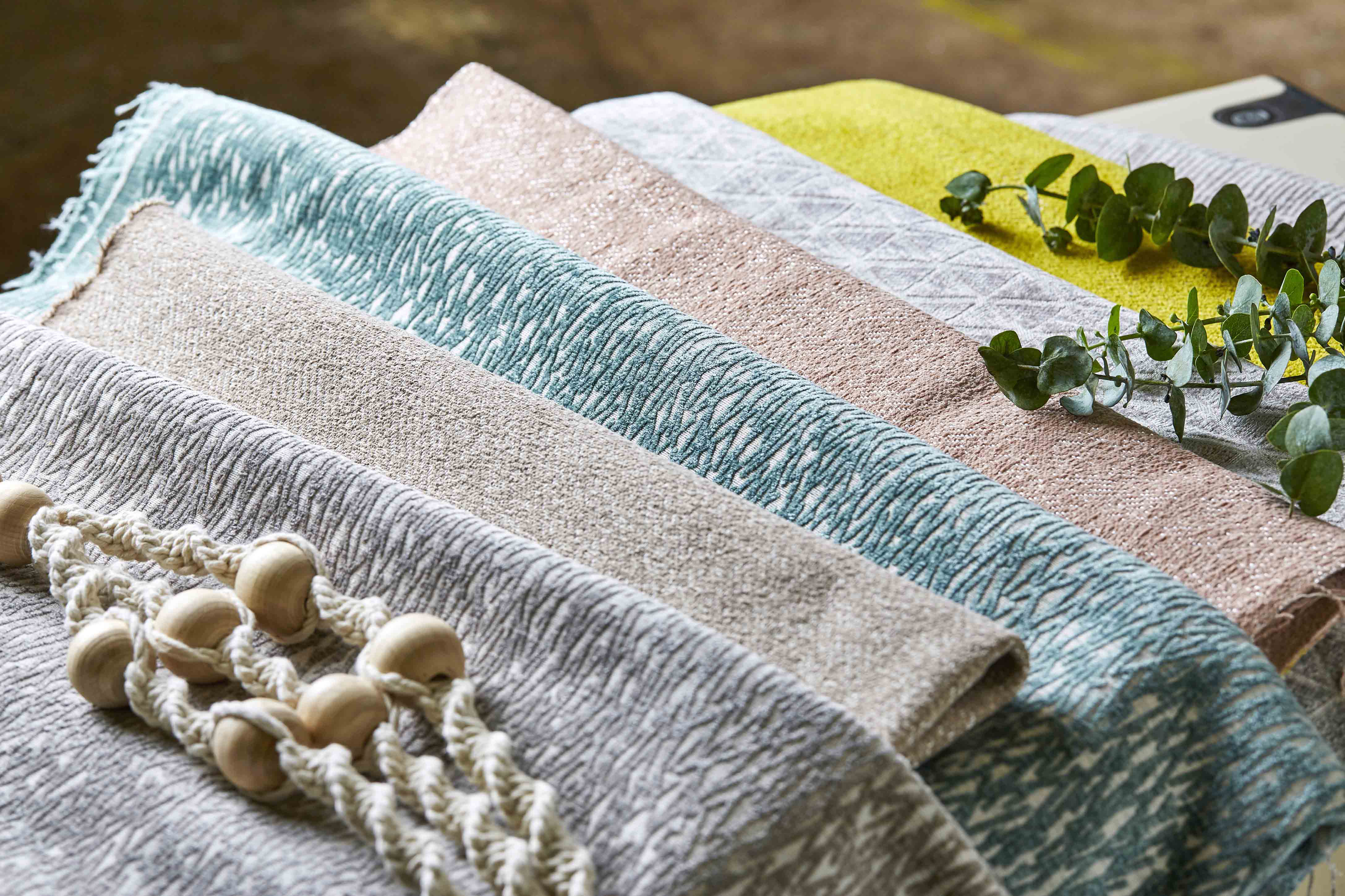 Det finnes utrolig mange flotte tekstiler å velge i, som både har en estetisk og en praktisk funksjon. Her fra Tapethuset.