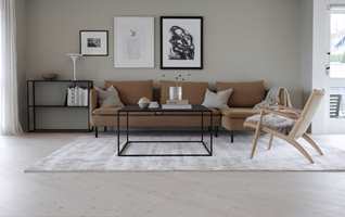 Et teppe under sofagruppen gjør stuen mer eksklusiv. – Velg gjerne et teppe som får plass til møblene, sier Torhild Rustenberg.