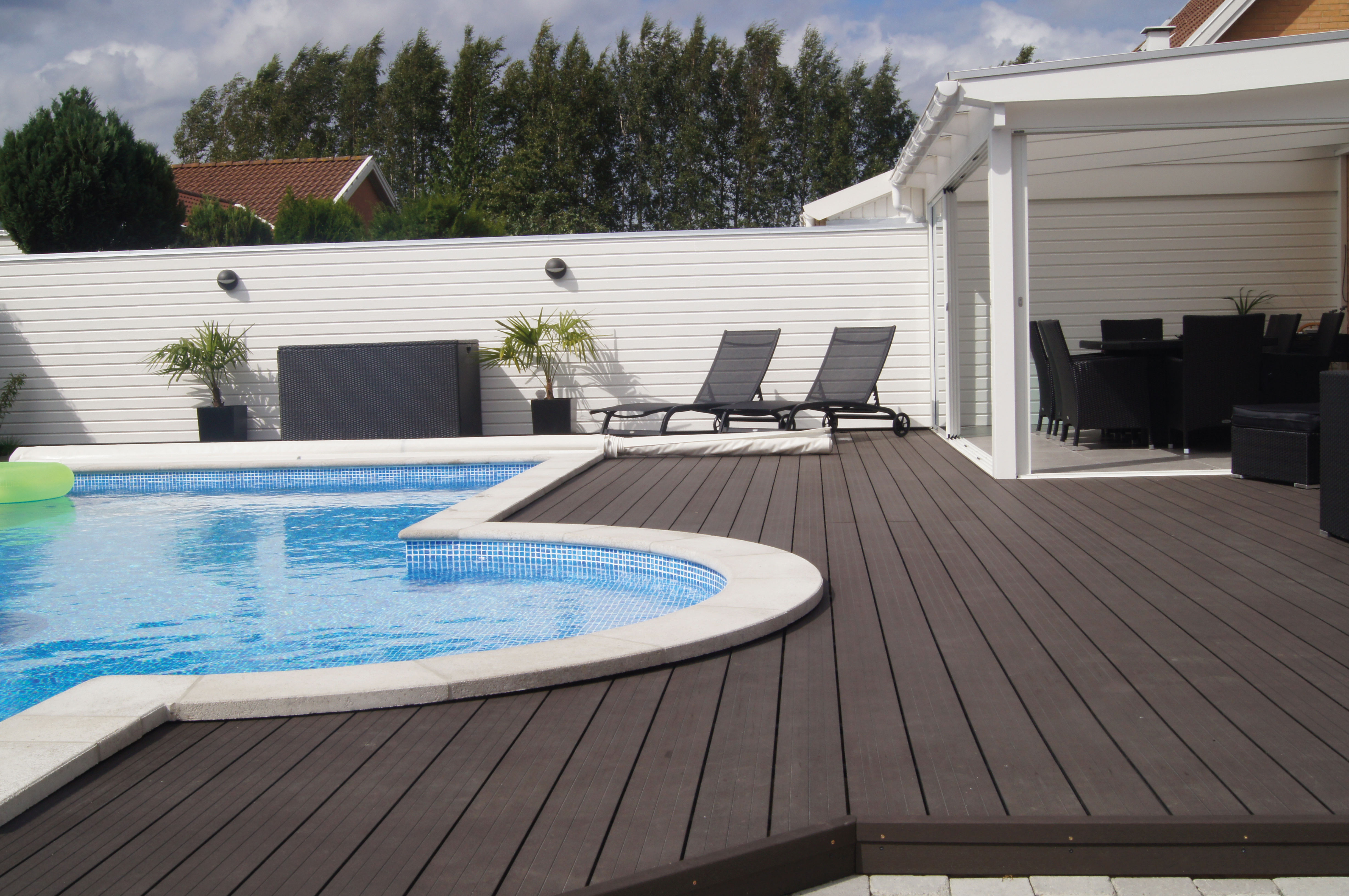 Gulvene festes enkelt med spesielle klips.