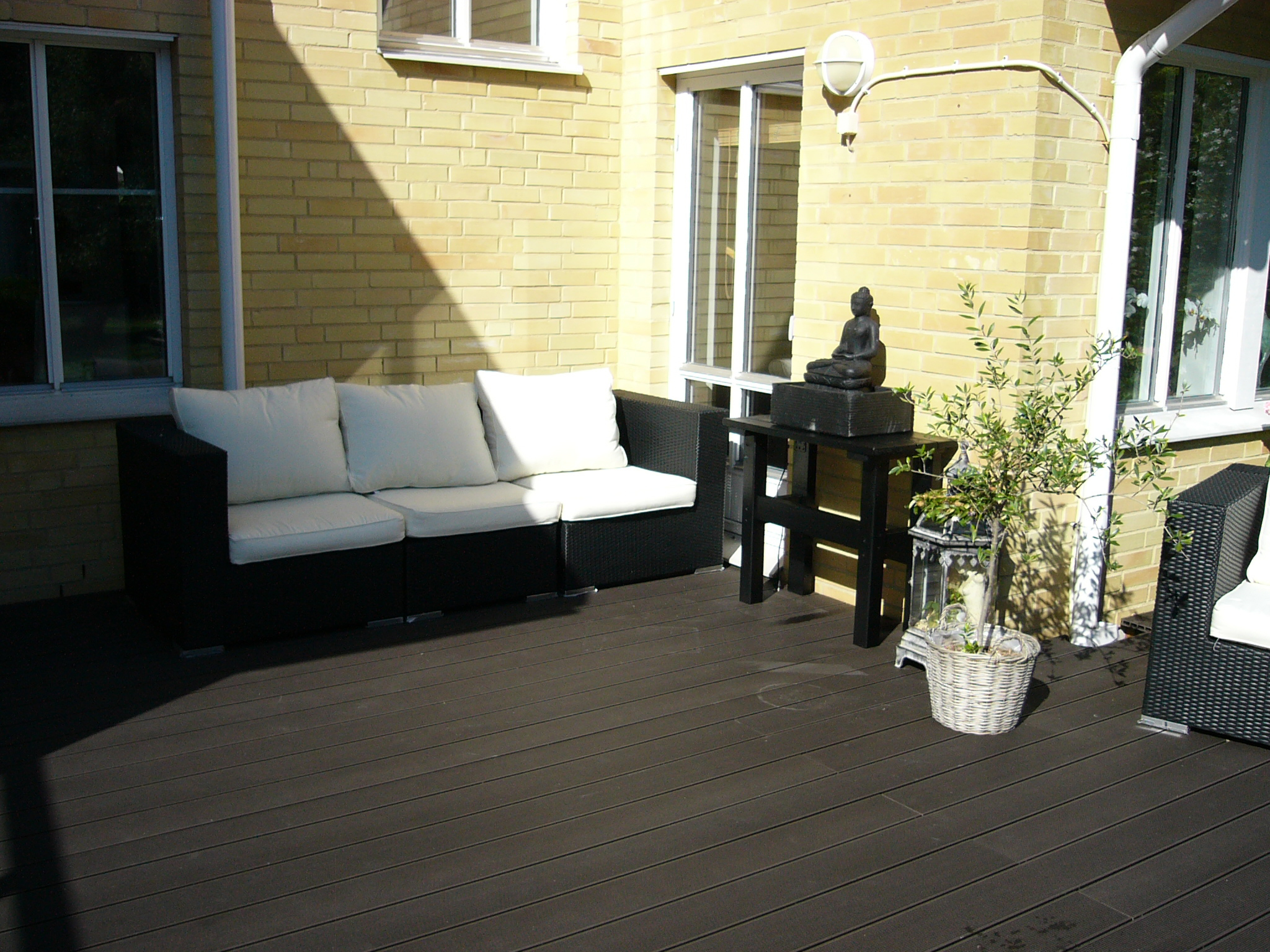 Komposittgulvet kommer i flere farger, her vist i sort.