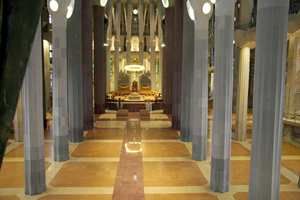 Søylene som bærer taket i katedralen er alle unikt utformet. Gaudí var inspirert av naturen og formet dem som abstrakte trær med forgreninger som forandrer form etter hvert som de 