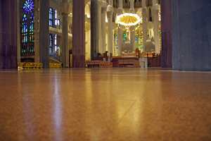 Å bruke sandstein over hele gulvet i katedralen La Sagrada Família, ville ha ført til for mye ekko og støy. I midskipet er derfor lagt 2.000 kvadratmeter Wicanders Corkcomfort fra Amorim Revestimentos.