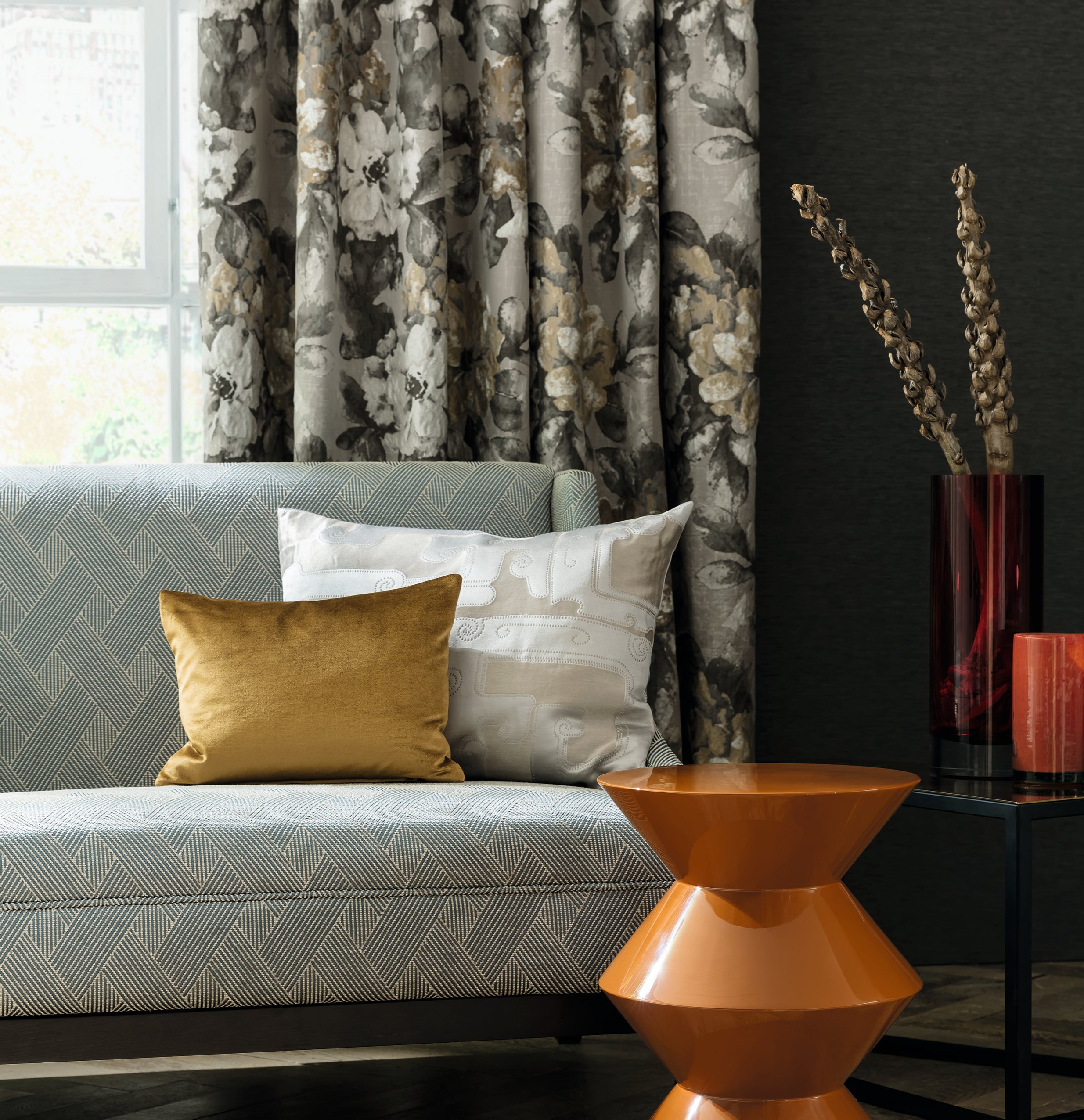 ROER NED: Et markant mønster mot en mørk vegg skaper en rolig atmosfære. (Foto: INTAG)