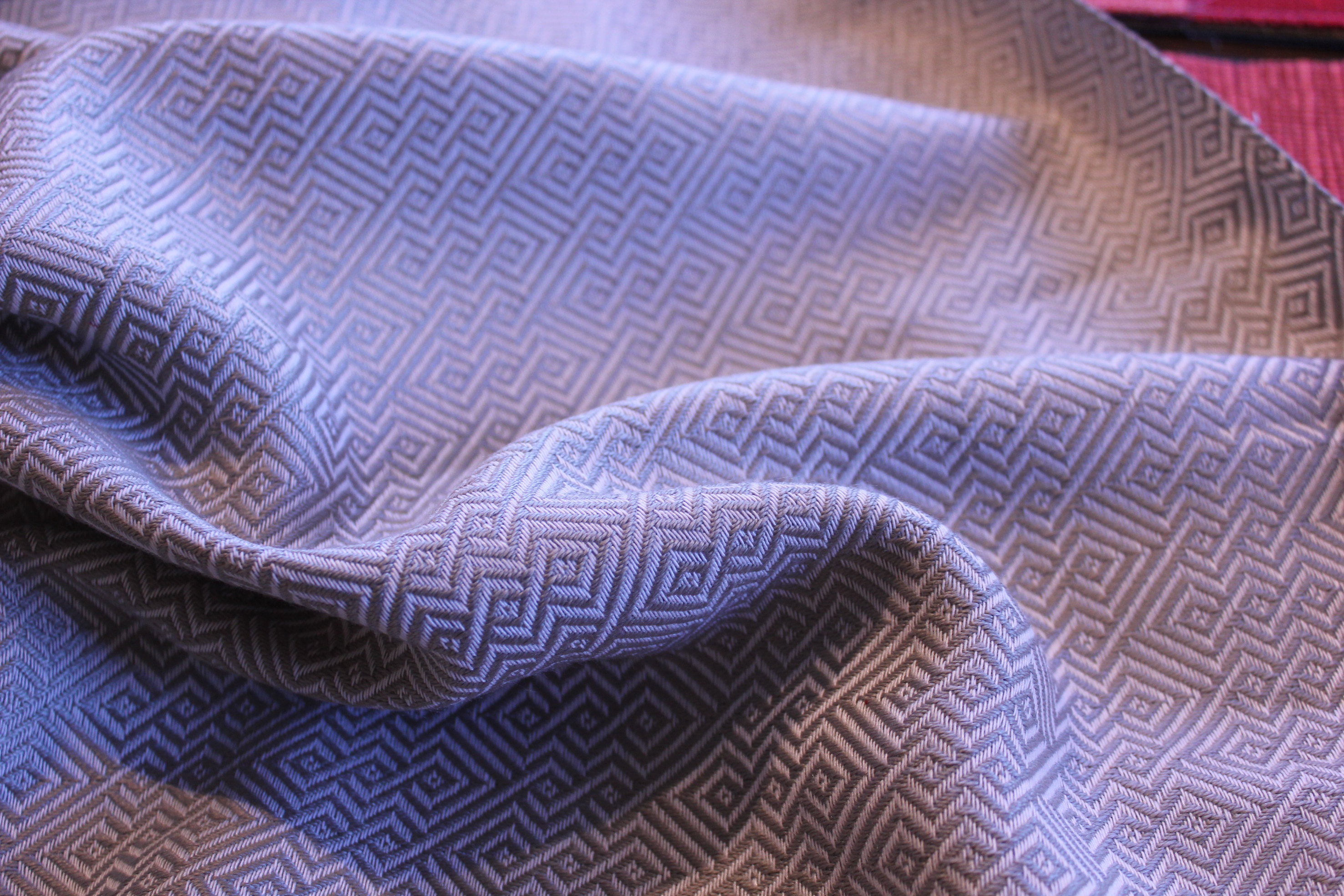 Noen tekstiler egner seg både til møbler og gardiner. 